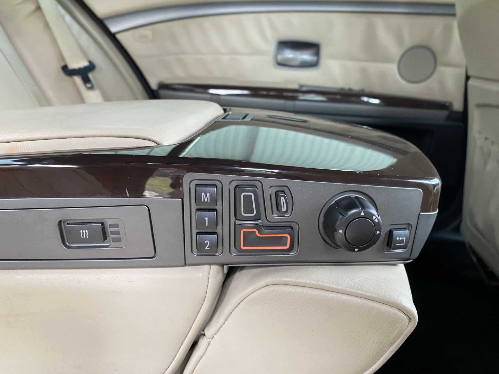 BMW 745Li - Image 30 of 35