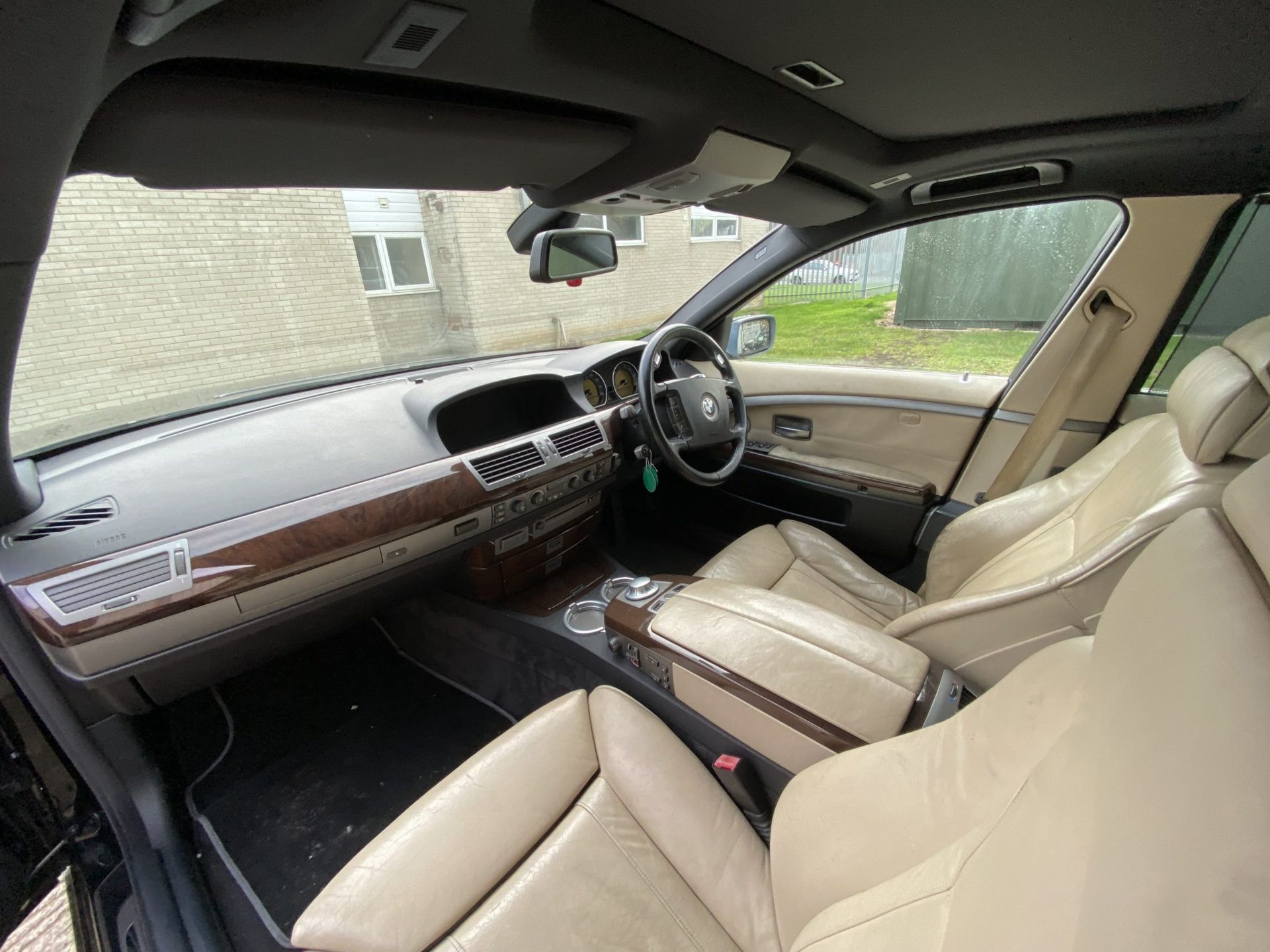 BMW 745Li - Image 22 of 35