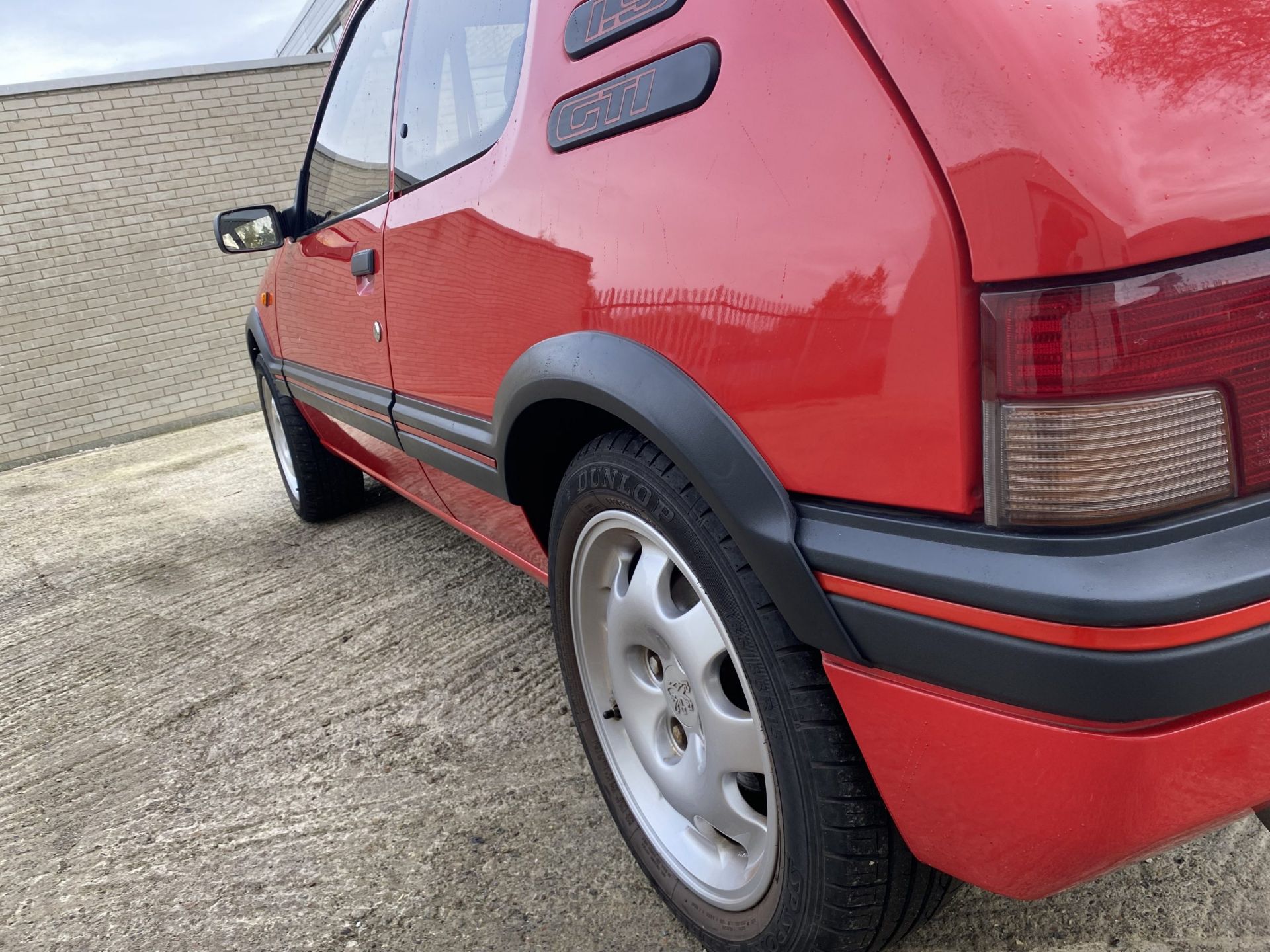 Peugeot 205 GTI 1.9 - Image 17 of 40