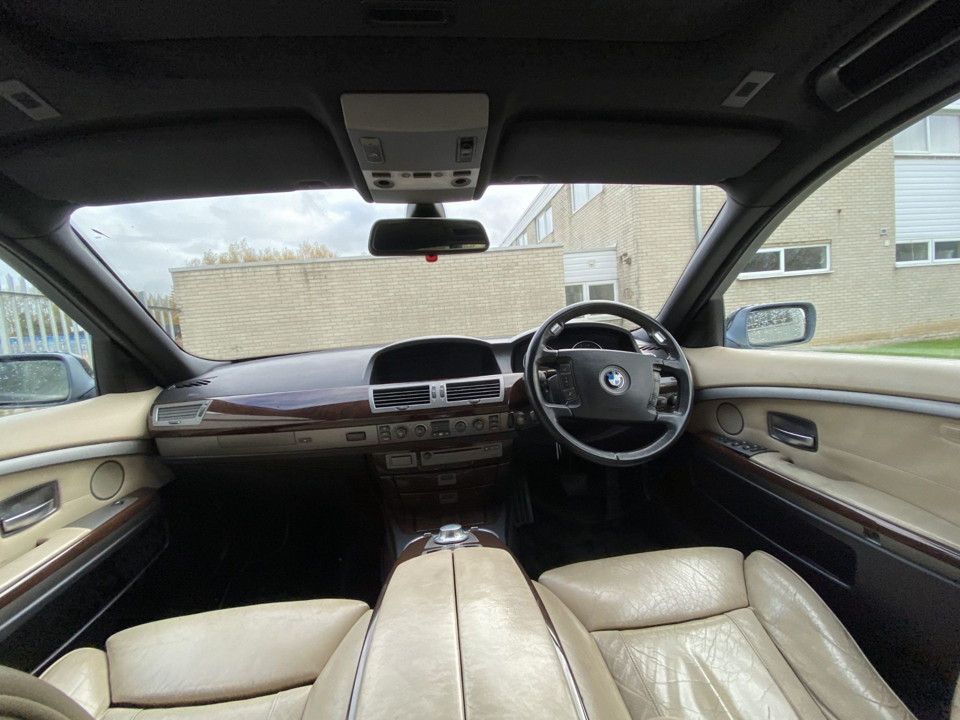 BMW 745Li - Image 23 of 35