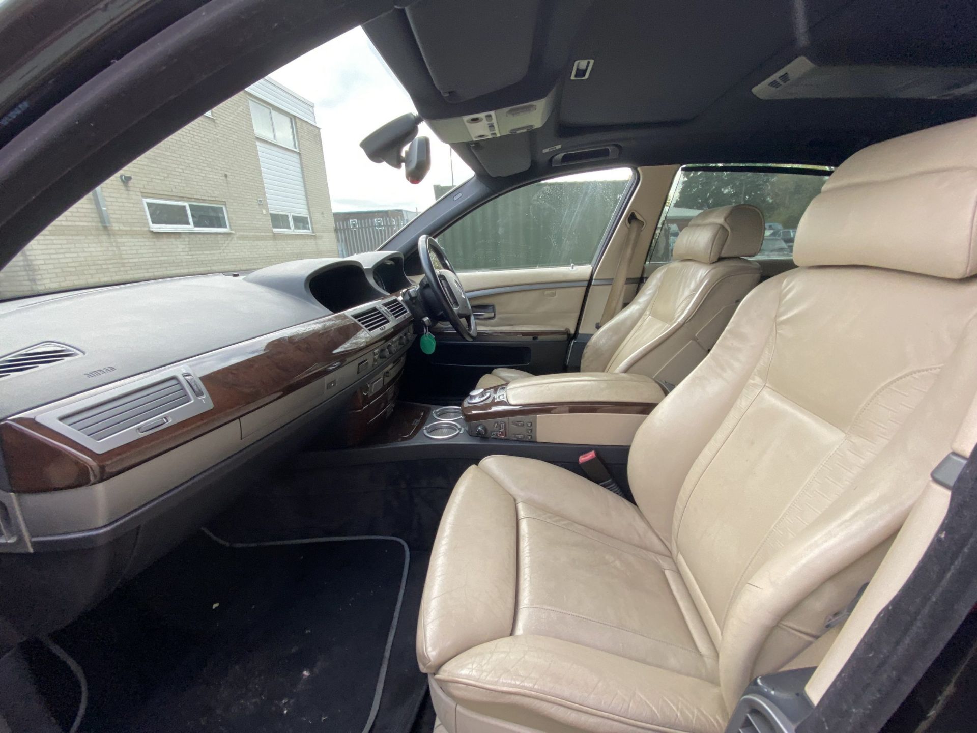 BMW 745Li - Image 21 of 35