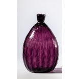 Beutelflasche aus violettem Glas