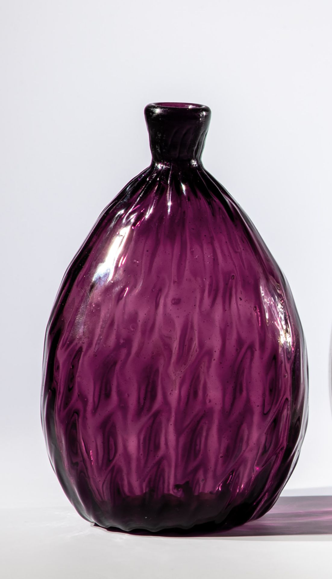 Beutelflasche aus violettem Glas
