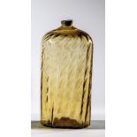 Rechteckflasche aus honigfarbenem Glas