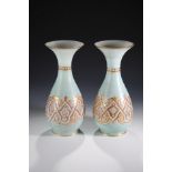 Paar große Vasen mit Arabesken