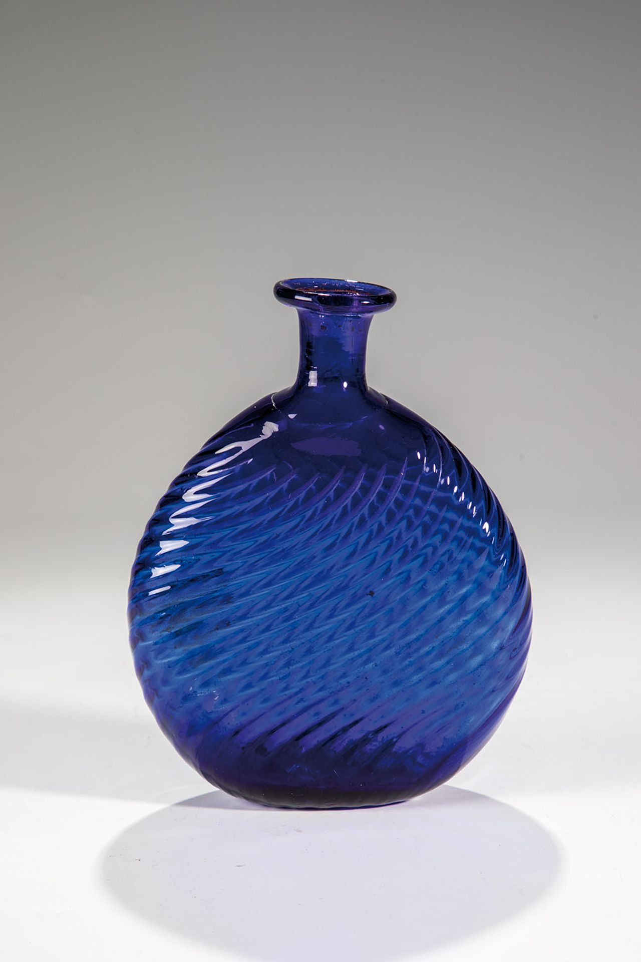 Plattflasche aus kobaltblauem Glas