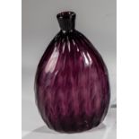 Beutelflasche aus violettem Glas