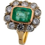 Entourage-Ring mit Smaragd und Diamanten