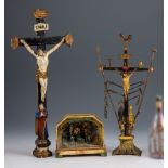 Zwei Kruzifixe und Krippe (Klosterarbeit)