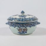 A small tureen with lid, Chinese export porcelain with underglaze blue, white and overglaze gold flo