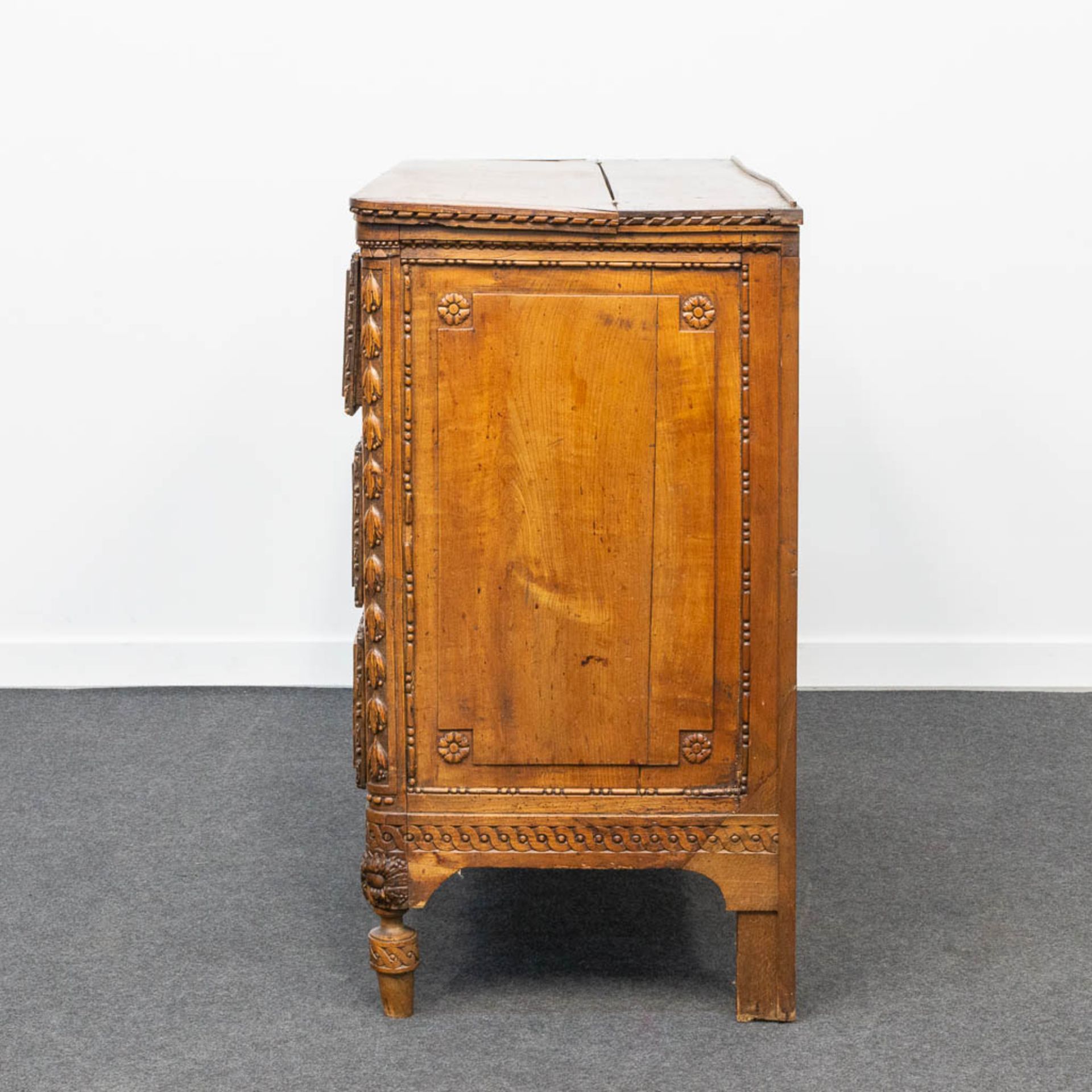 A wood sculptured commode in Louis XVI style, with 3 drawers and a hidden desk. 18th century. - Bild 6 aus 23