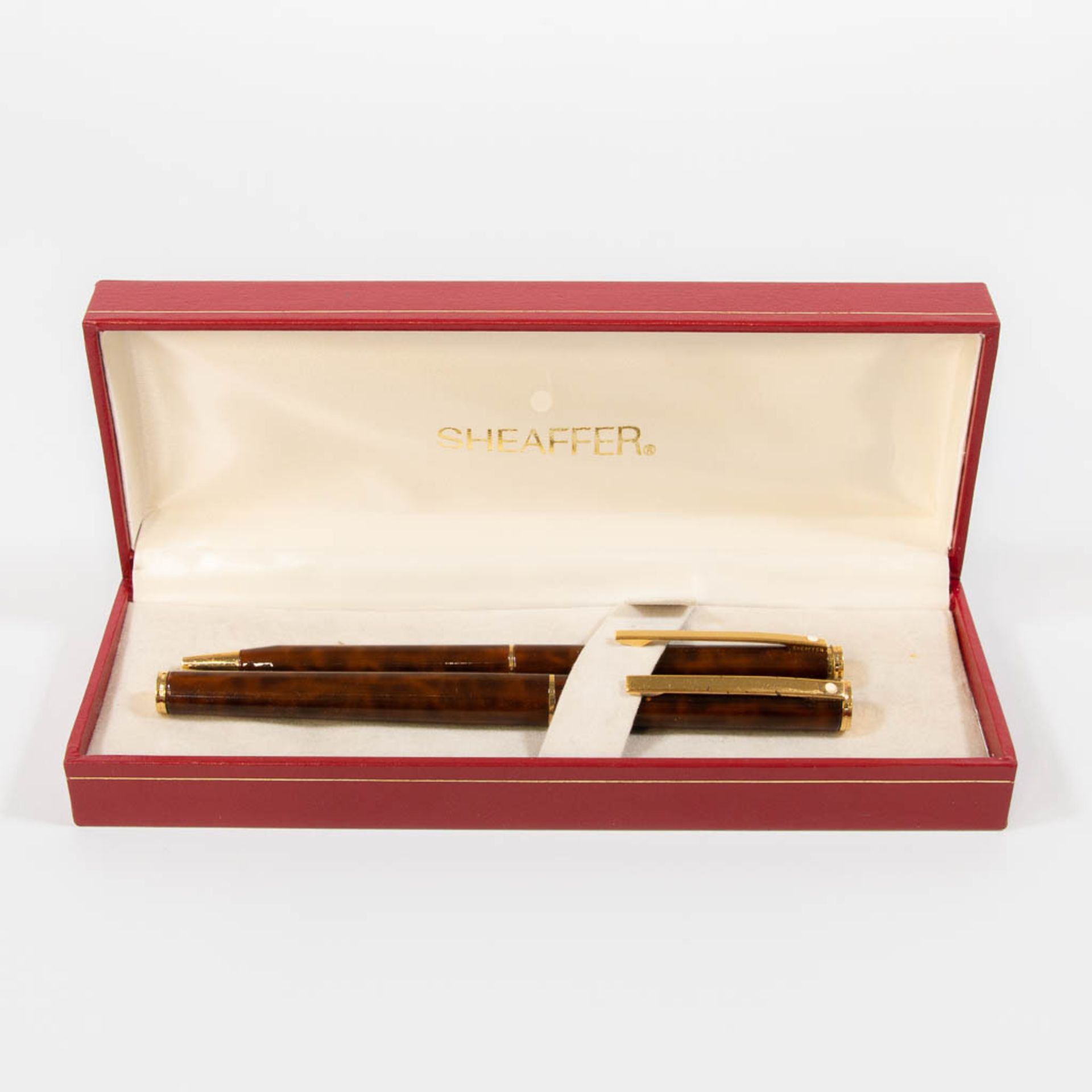 A Sheaffer fountain pen with 18kg gold nib, and a ballpoint pen in their original case. - Image 4 of 11