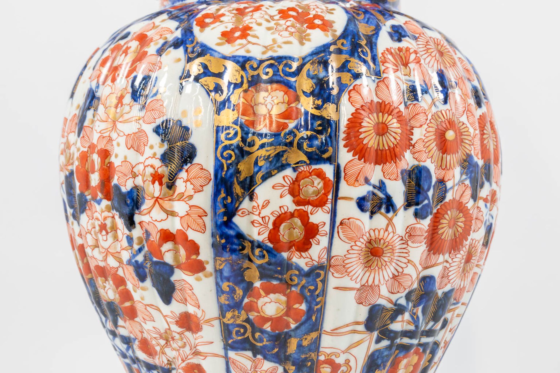 A Japanese Imari vase. - Image 16 of 16