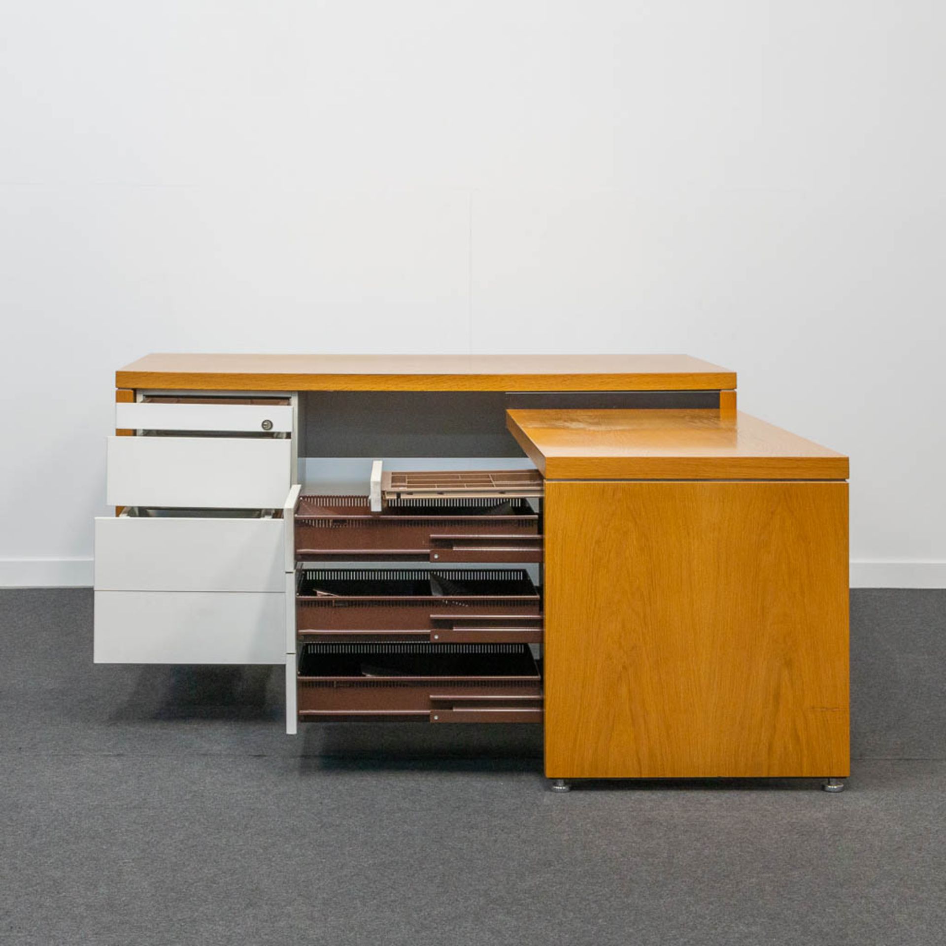 The Stephens system' L shaped desk designed by William Stephens for Knoll International. - Image 8 of 19