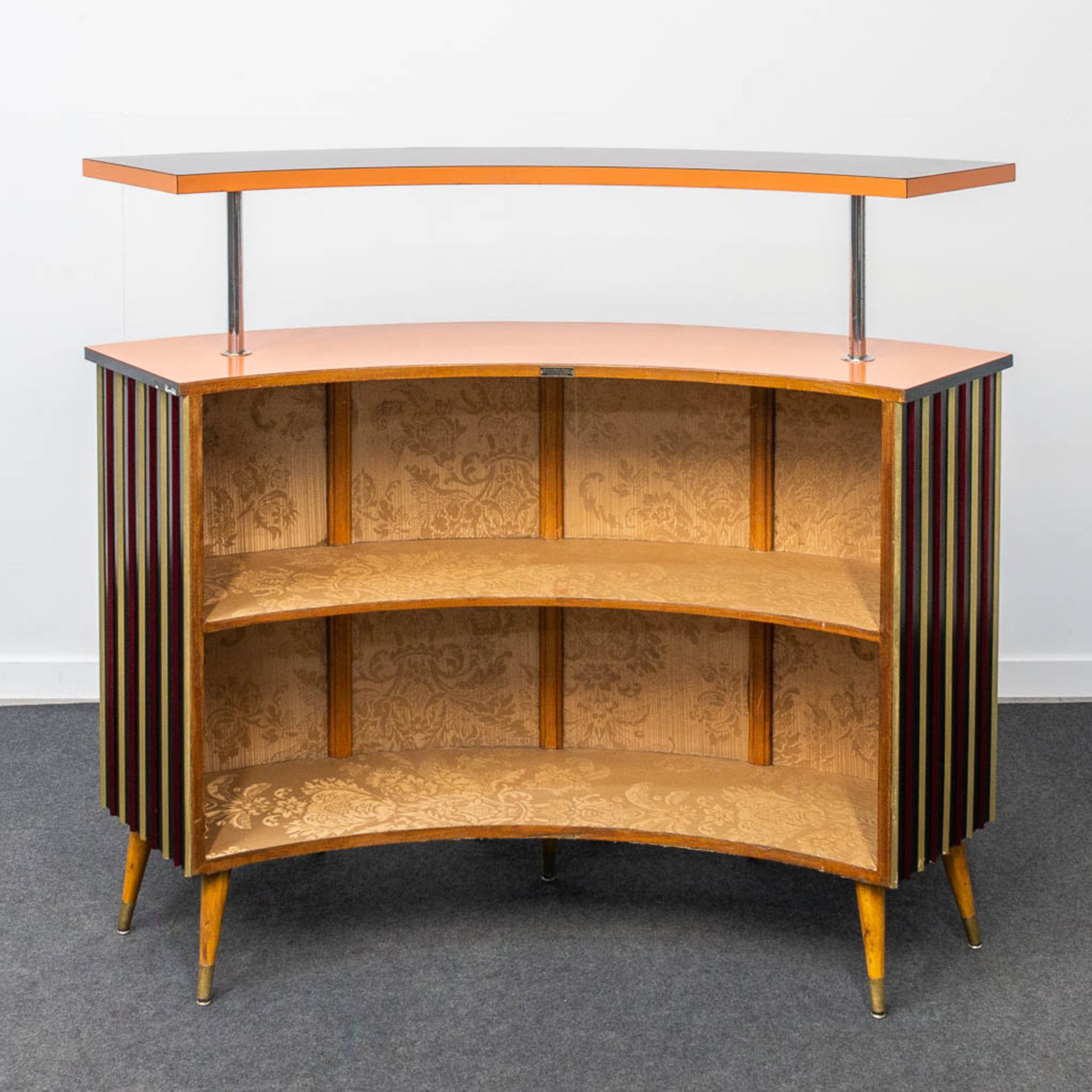 A vintage bar cabinet, made of formica and chrome, sided by 3 bar stools. - Image 19 of 19