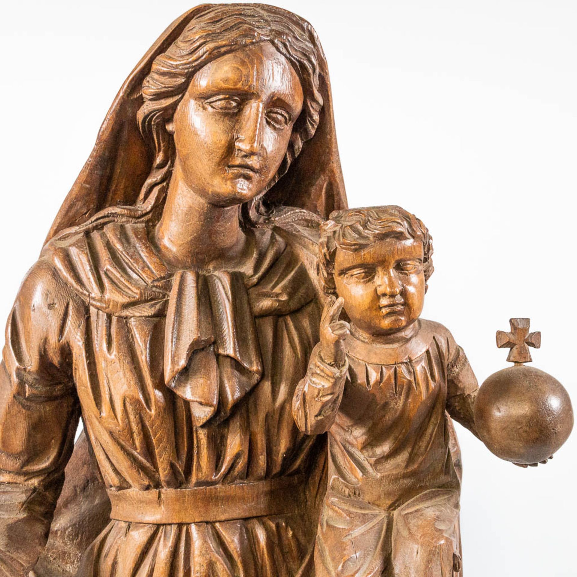 A wood sculptured Mary and Jesus figurine with globus cruciger. 19th century. - Bild 14 aus 19