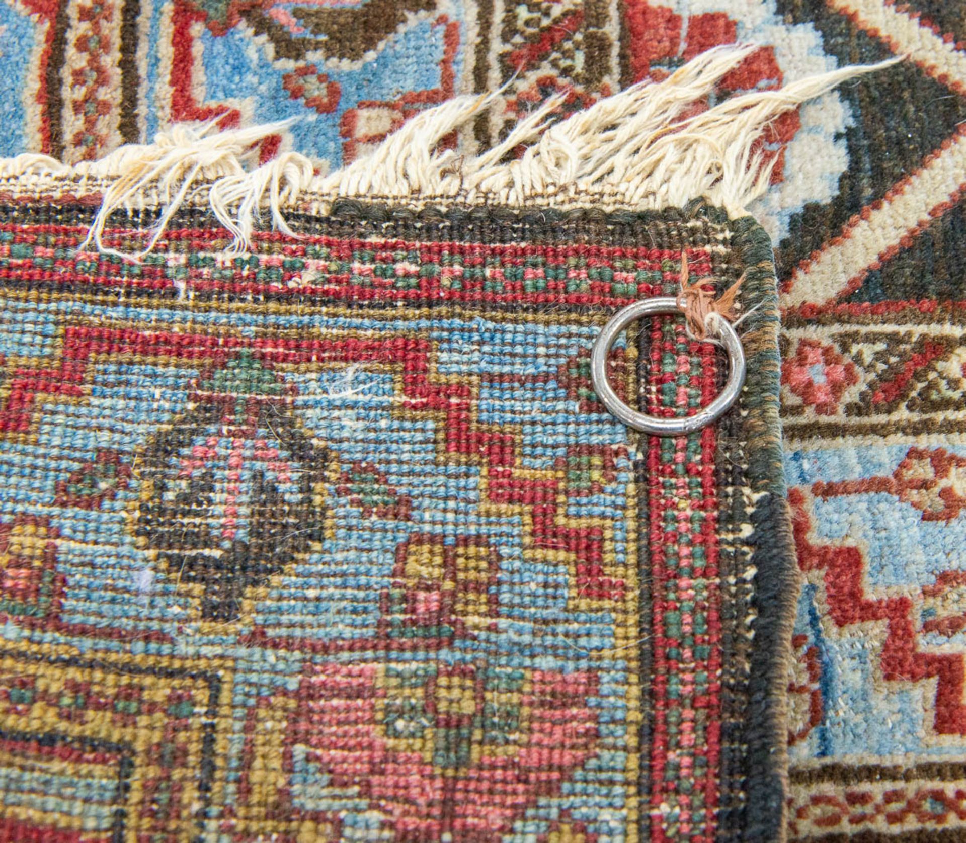 A large Bakhtiari hand-made oriental carpet. 555 x 343 - Bild 3 aus 15