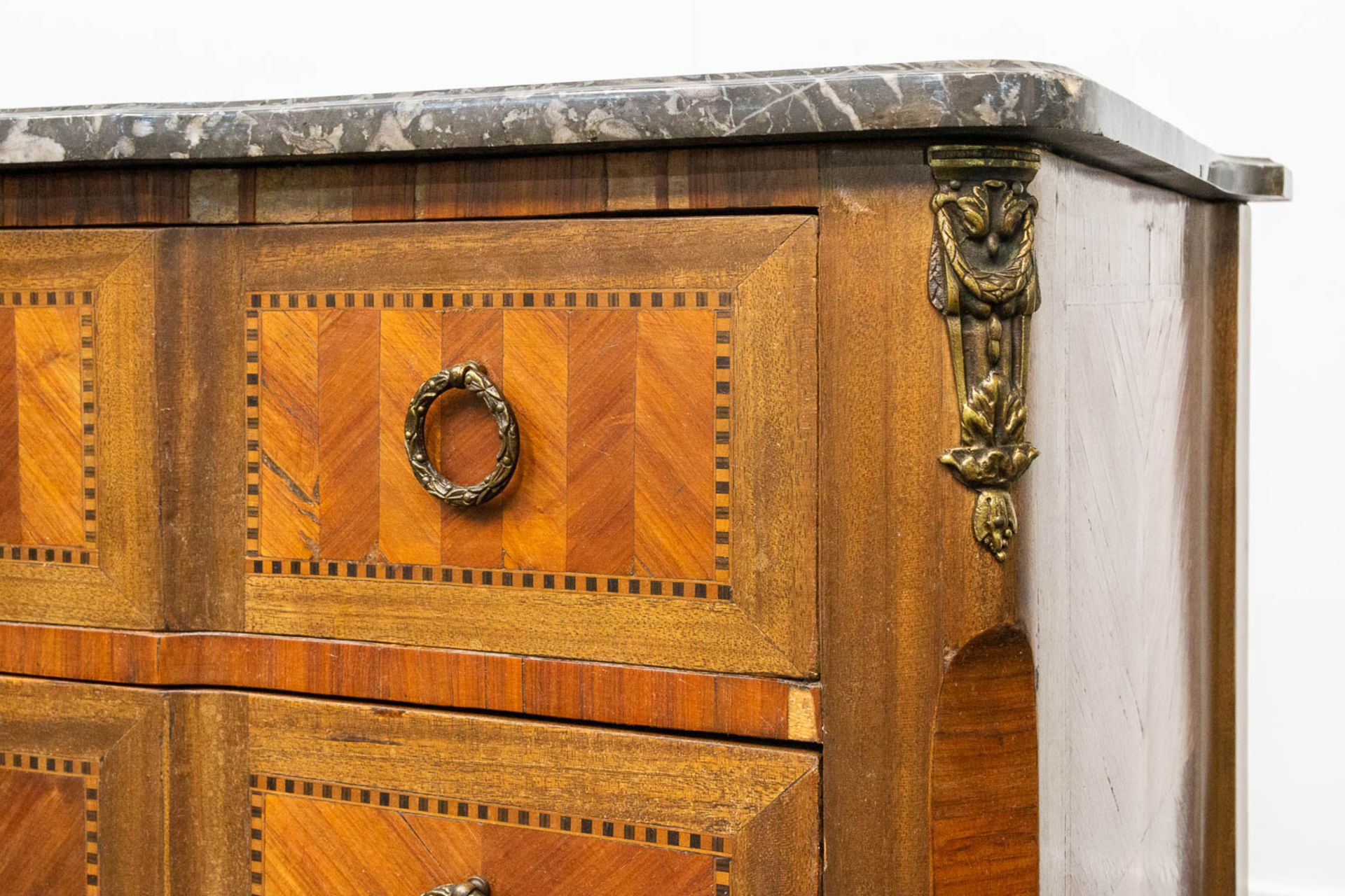 A bronze mounted 3-drawer commode with marble top. - Image 16 of 19