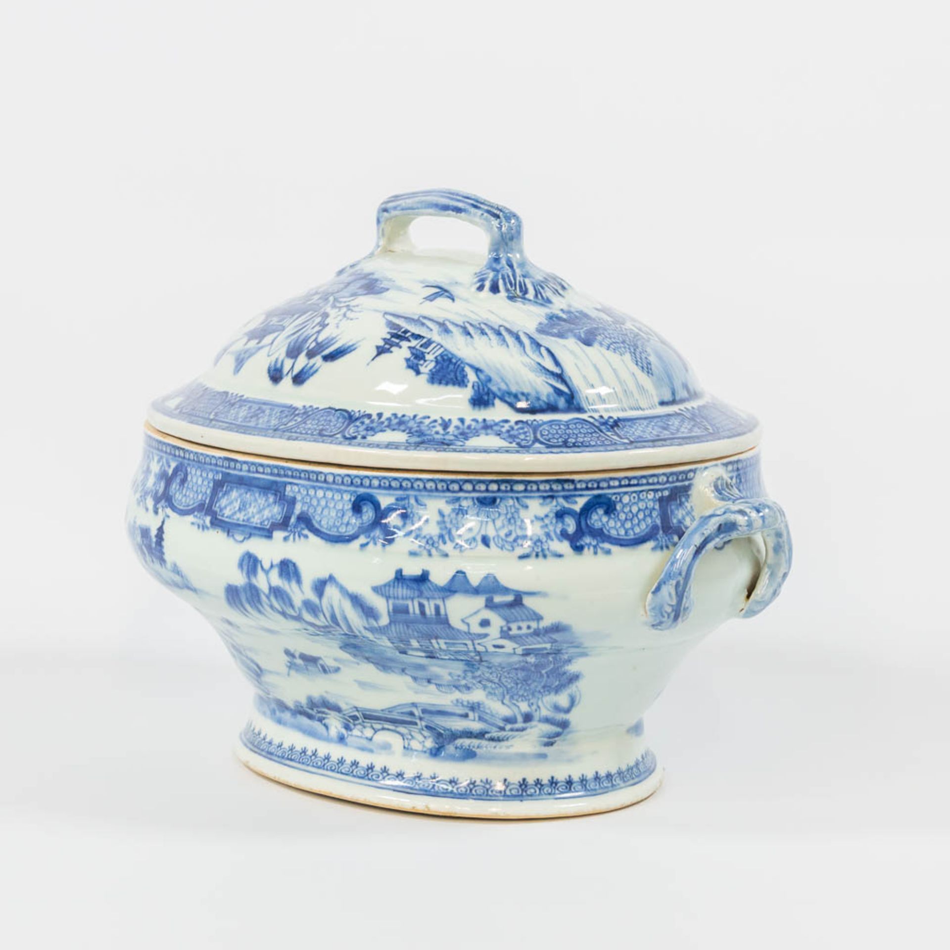 A large Chinese export porcelain blue and white tureen. 19th century. - Image 5 of 17
