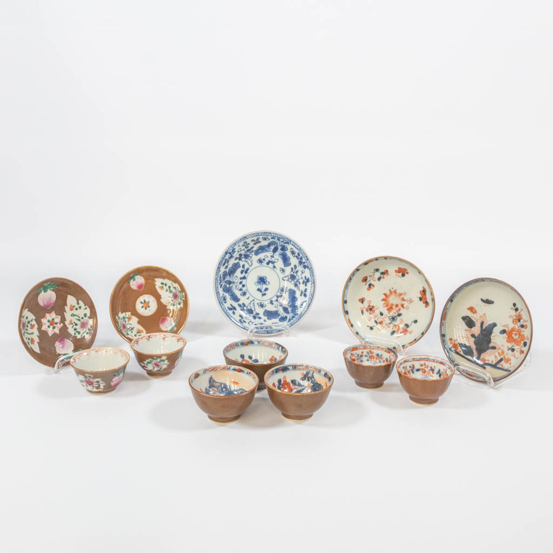 A collection of 12 Capucine Chinese porcelain items, consisting of 5 plates and 7 cups.