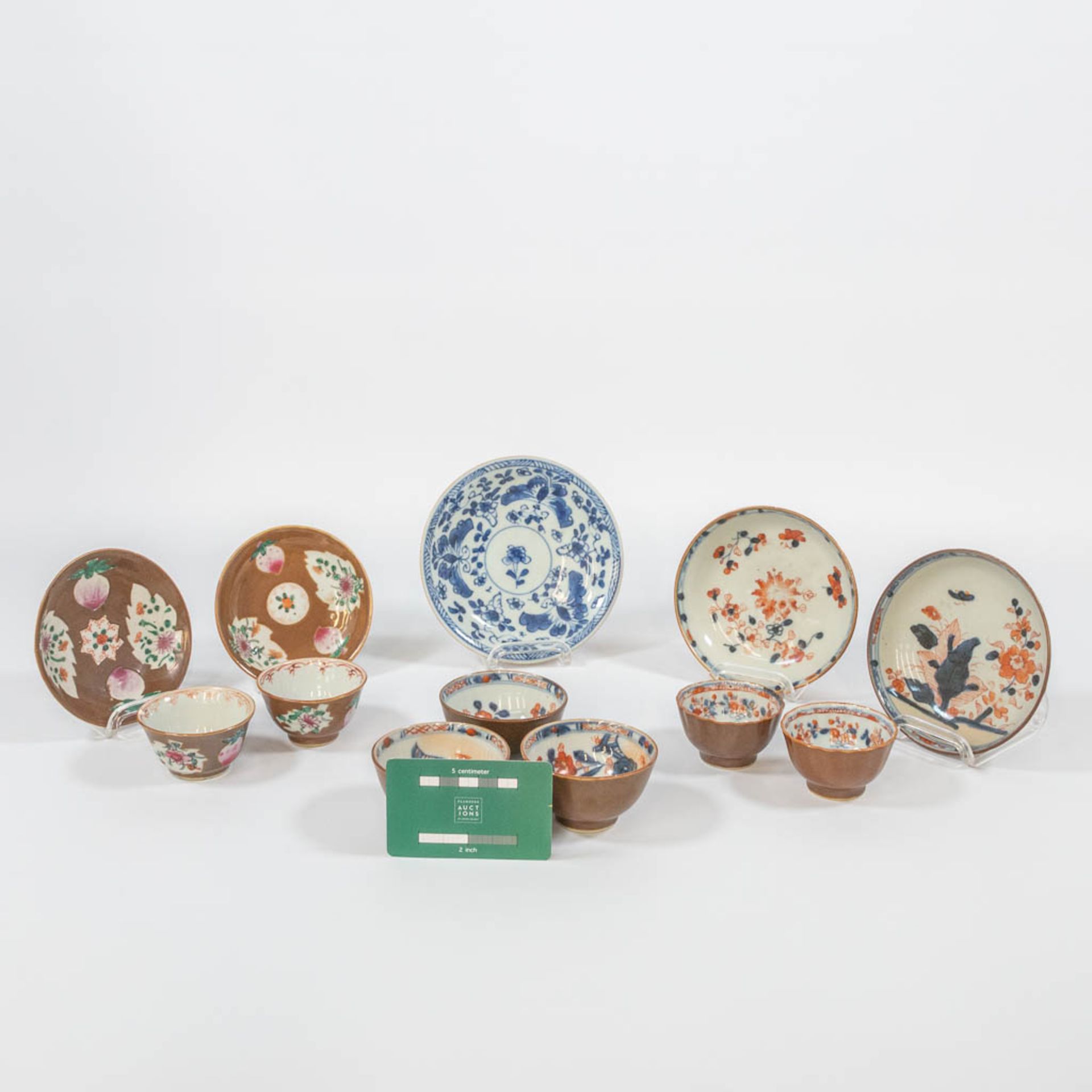 A collection of 12 Capucine Chinese porcelain items, consisting of 5 plates and 7 cups. - Bild 5 aus 26