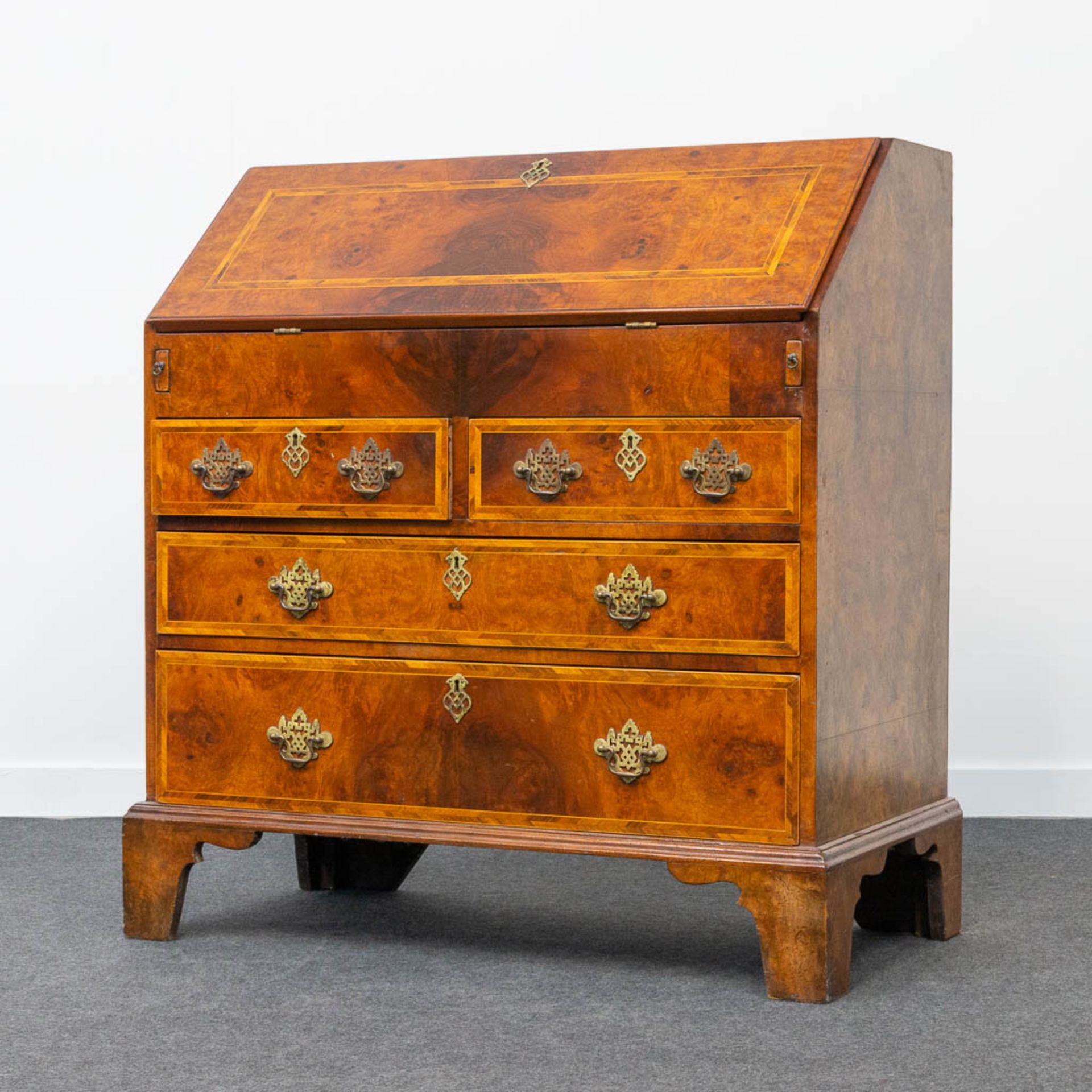 A secretaire of English origin, neatly finished with wood veneer and mounted with bronze. - Bild 11 aus 18