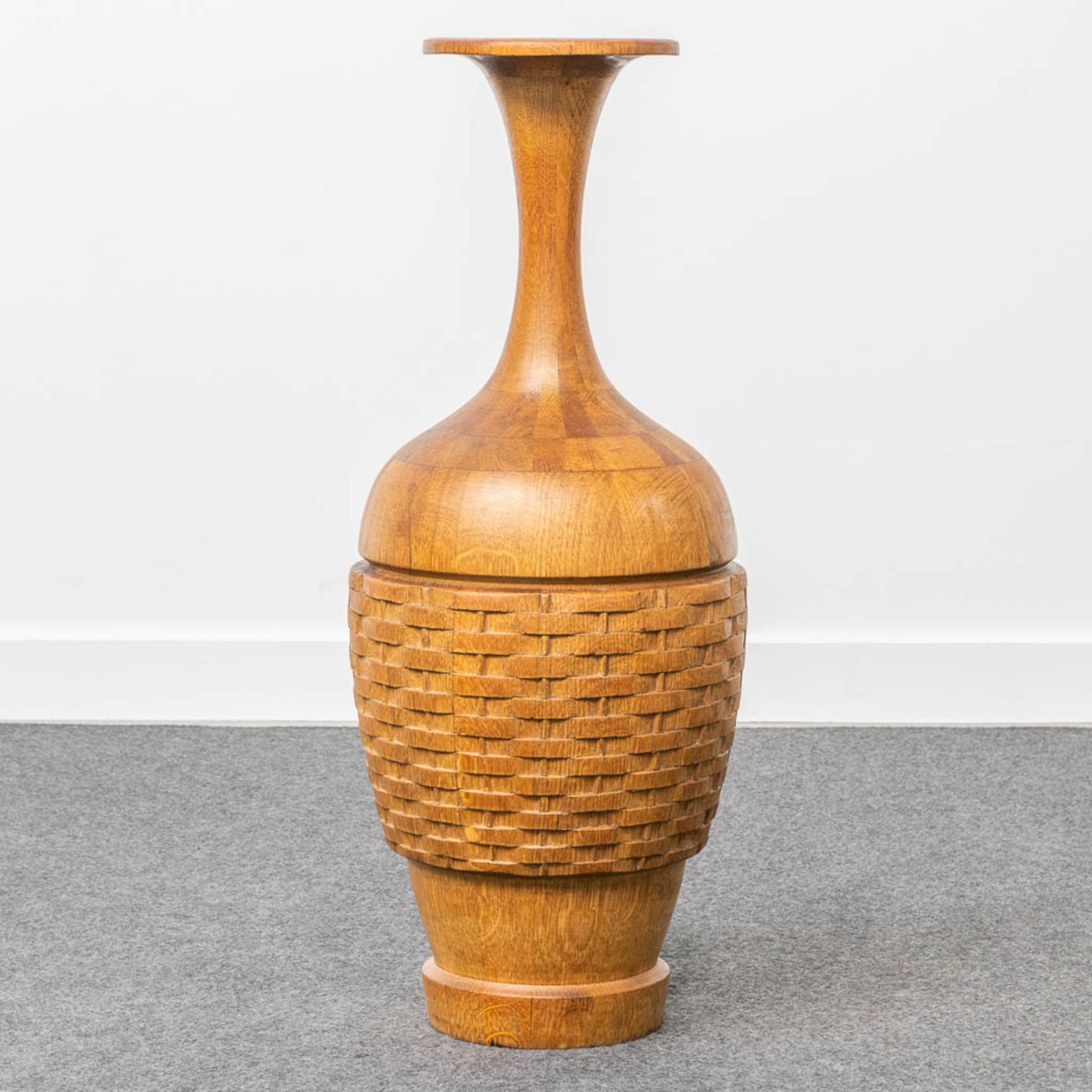 A collection of 4 wood-turned vases with inlay, made by DeCoene in Kortijk, Belgium. - Image 9 of 11