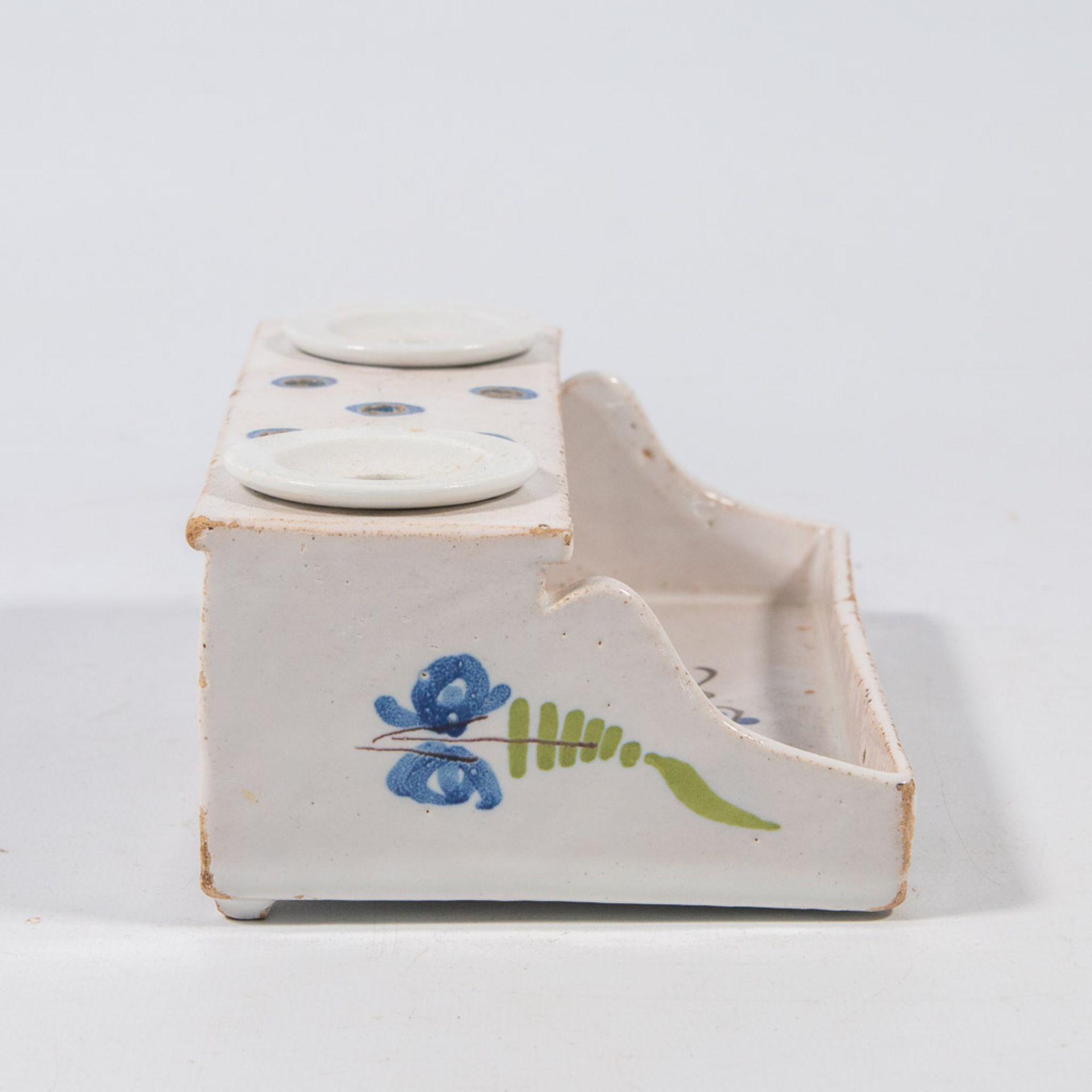 A ceramic ink pot with floral decor. - Image 4 of 17