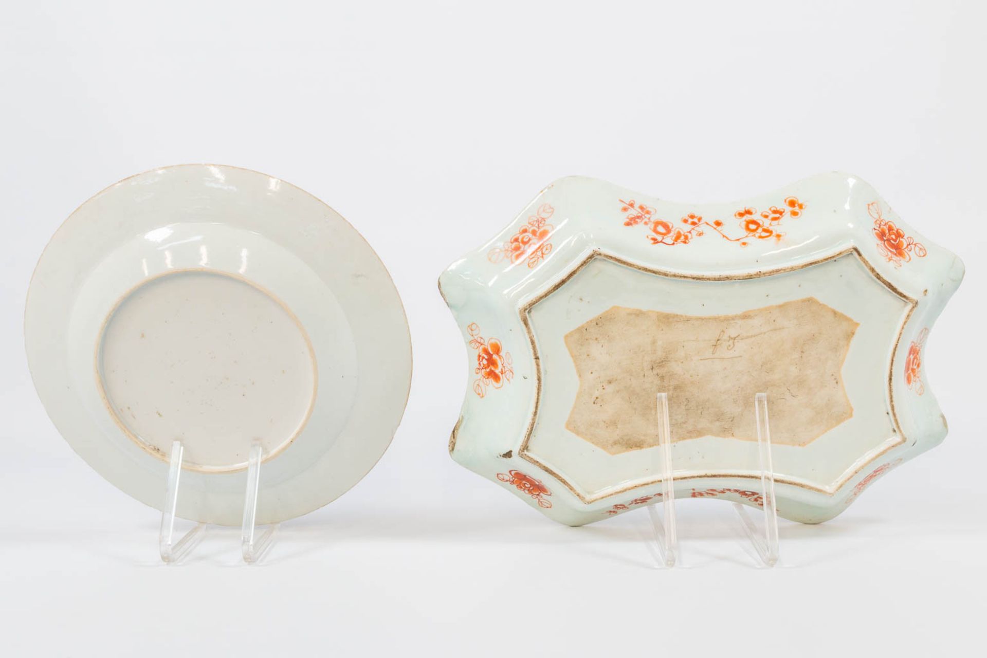 A collection of 6 famille rose objects and plates, made of porcelain. - Image 6 of 24