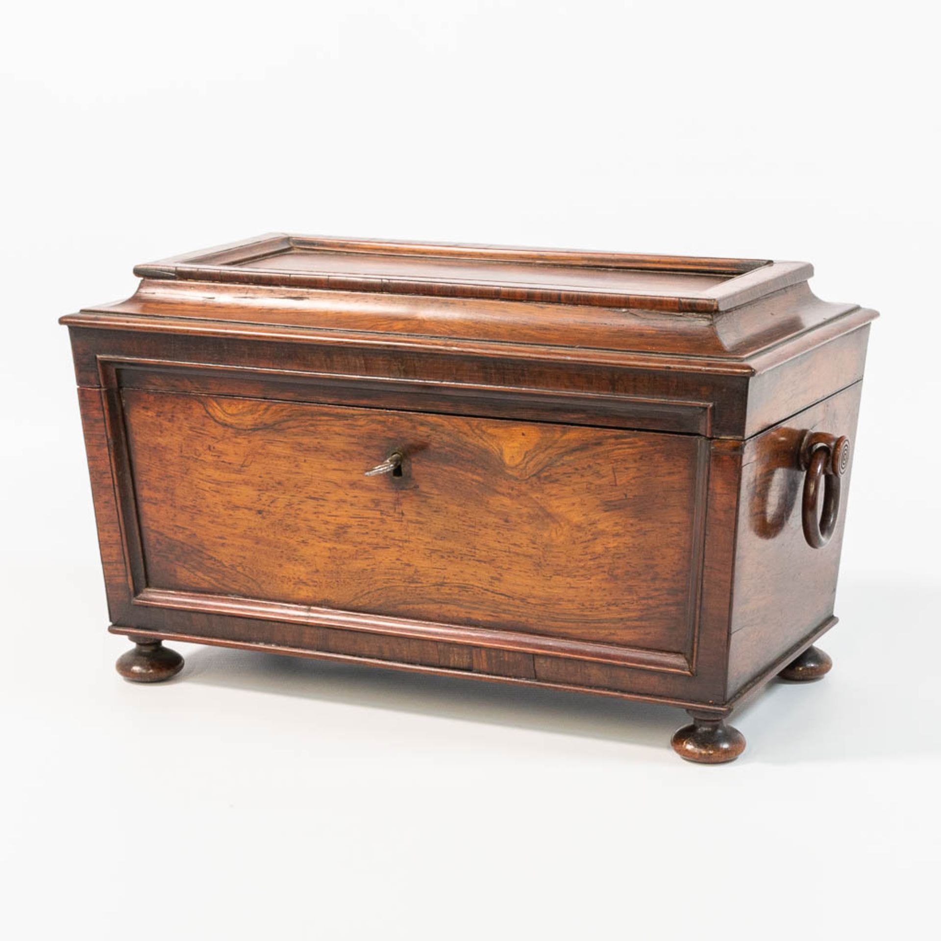 A walnut tea caddy with a crystal vase and 2 storage containers. - Bild 10 aus 26