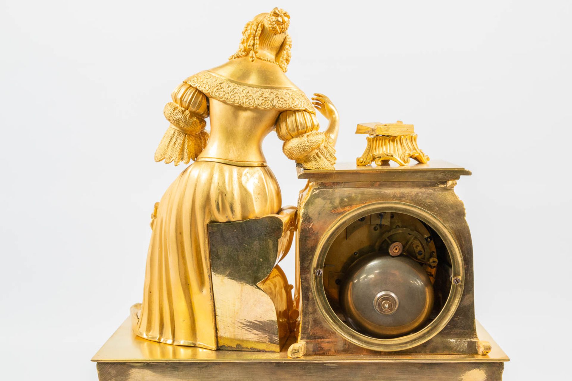 An Ormolu Bronze Mantle Clock with Romantic Scene, 'La Liseuze' - Bild 13 aus 19