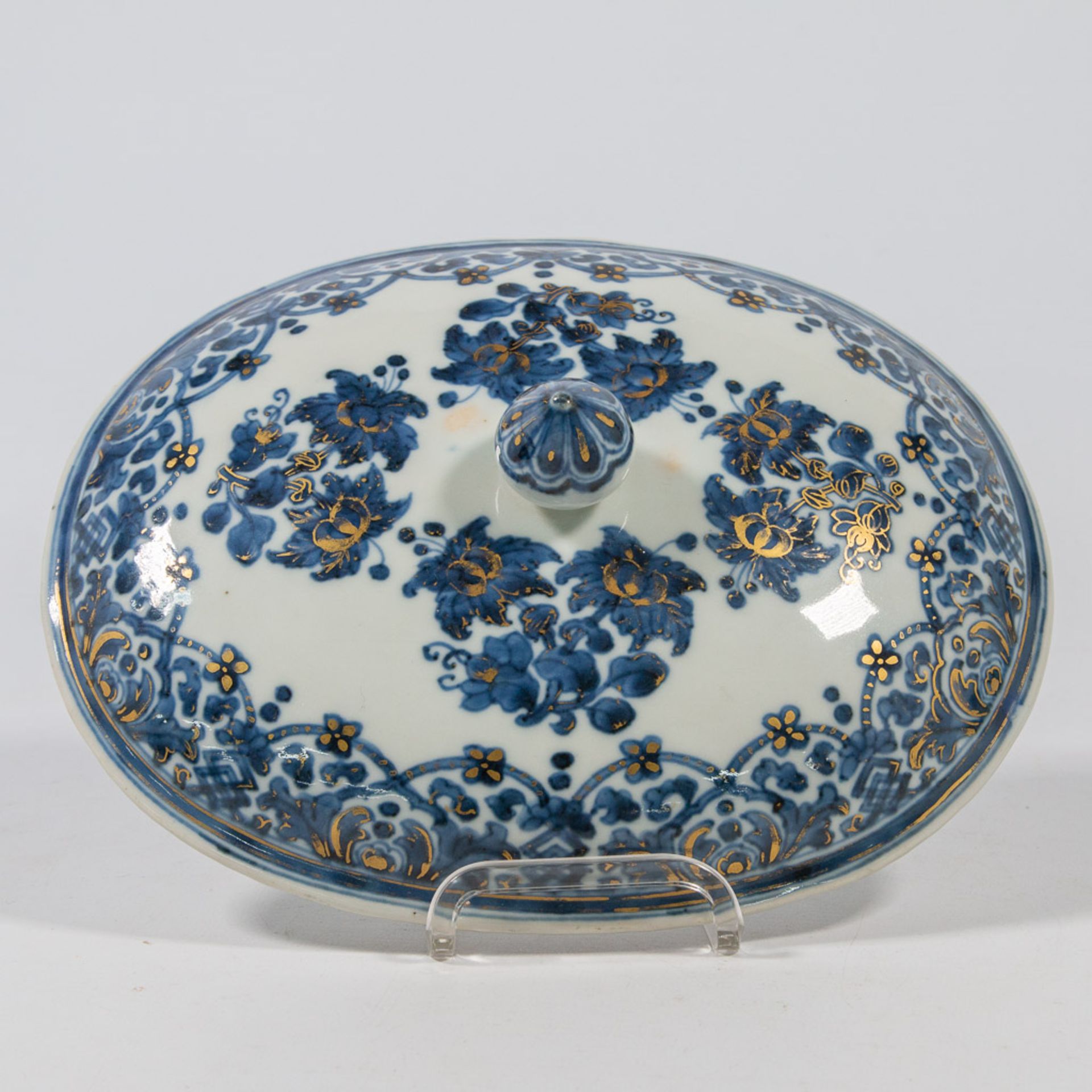 A small tureen with lid, Chinese export porcelain with underglaze blue, white and overglaze gold flo - Image 20 of 24