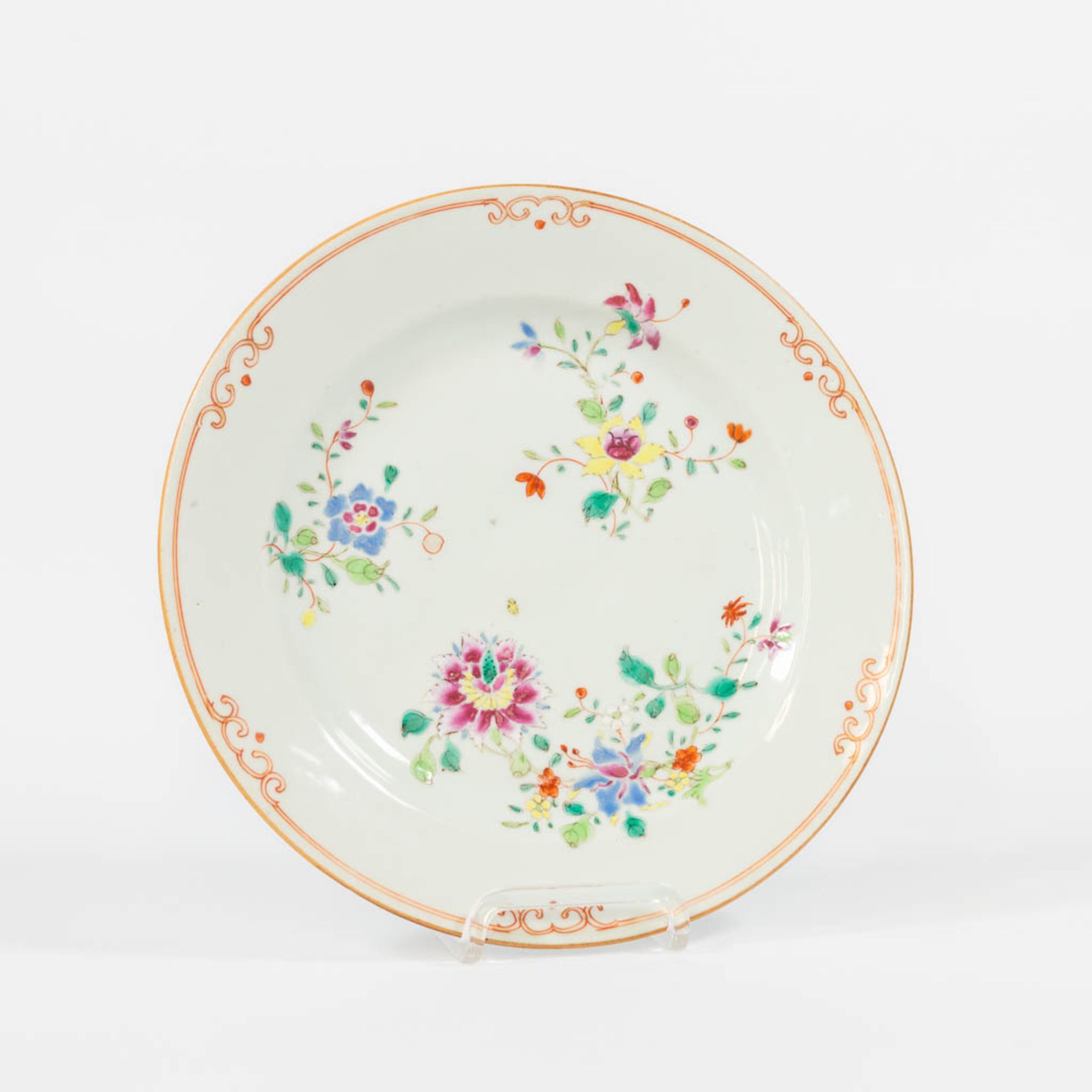 A collection of 6 display plates, famille rose. - Image 18 of 28