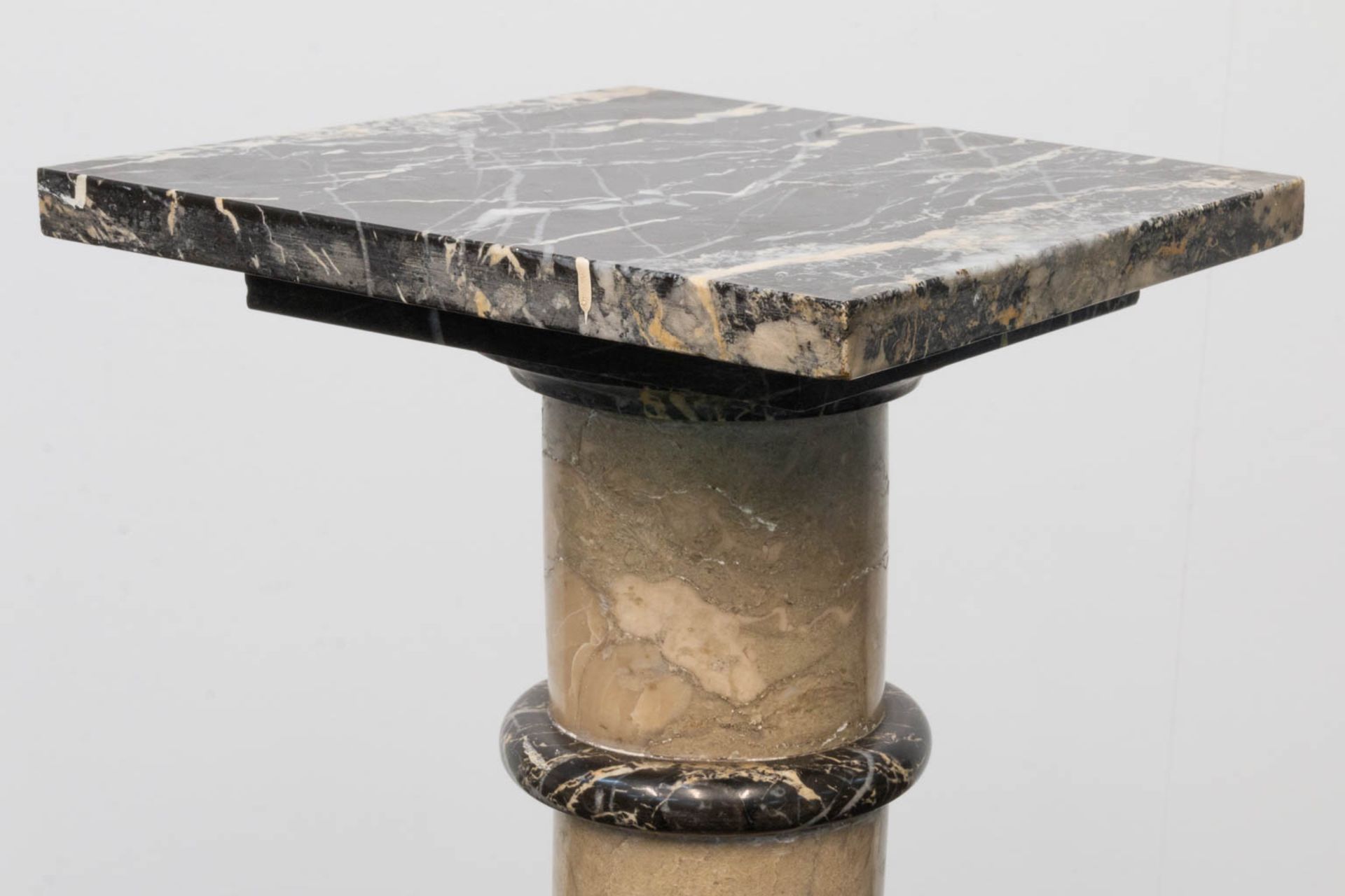 A black and beige marble pedestal - Bild 11 aus 16