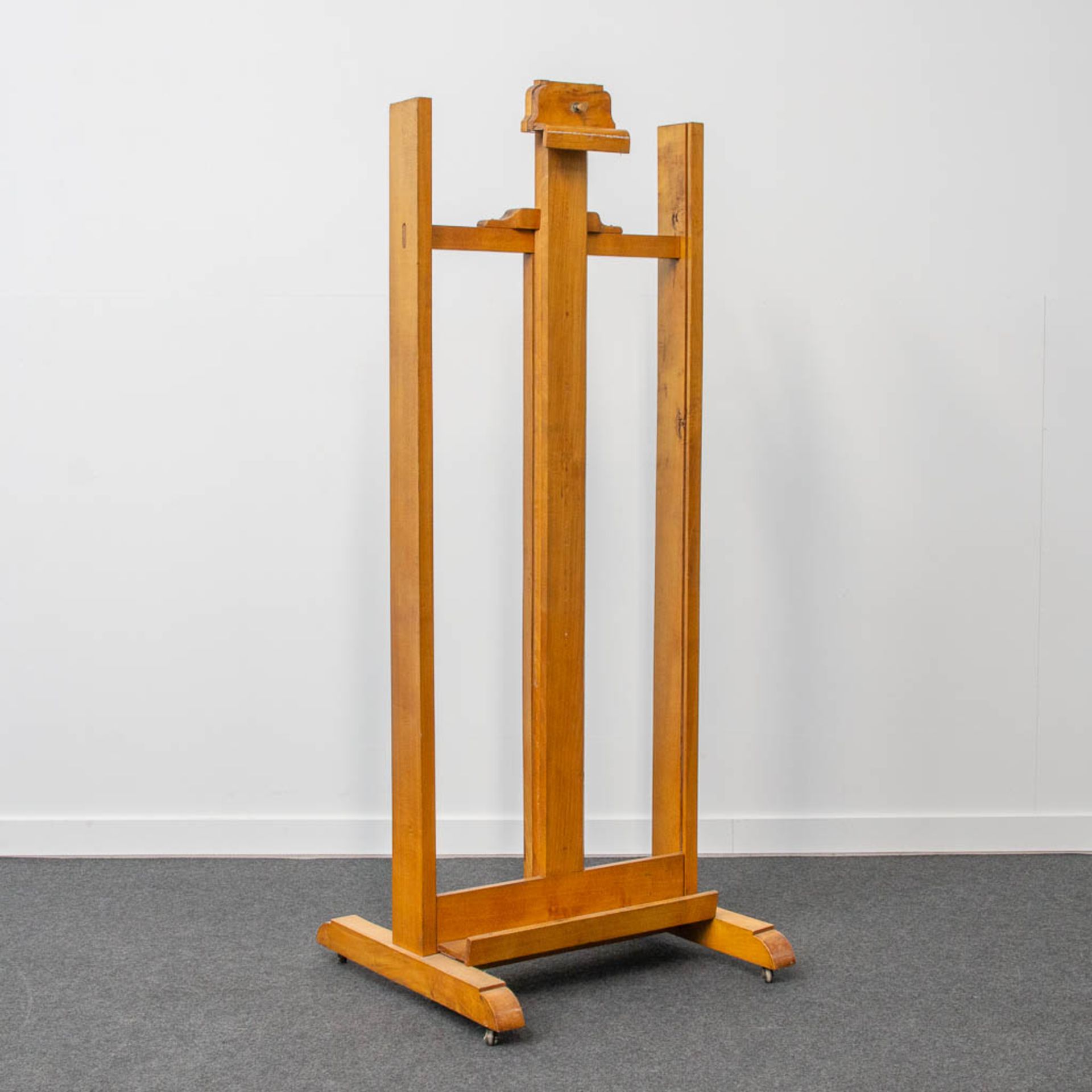 A large easel, made of wood. - Image 4 of 18