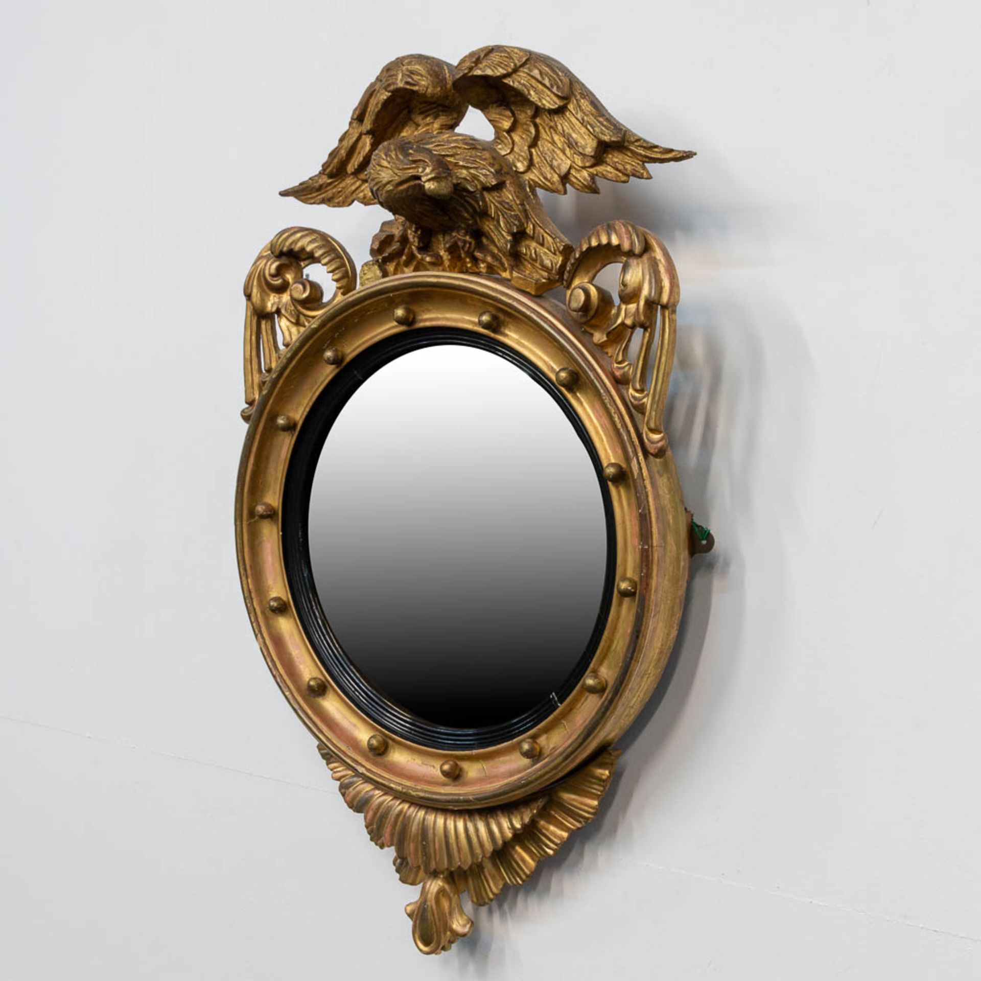 A round mirror, made of sculptured wood, decorated with an Eagle. - Bild 2 aus 8