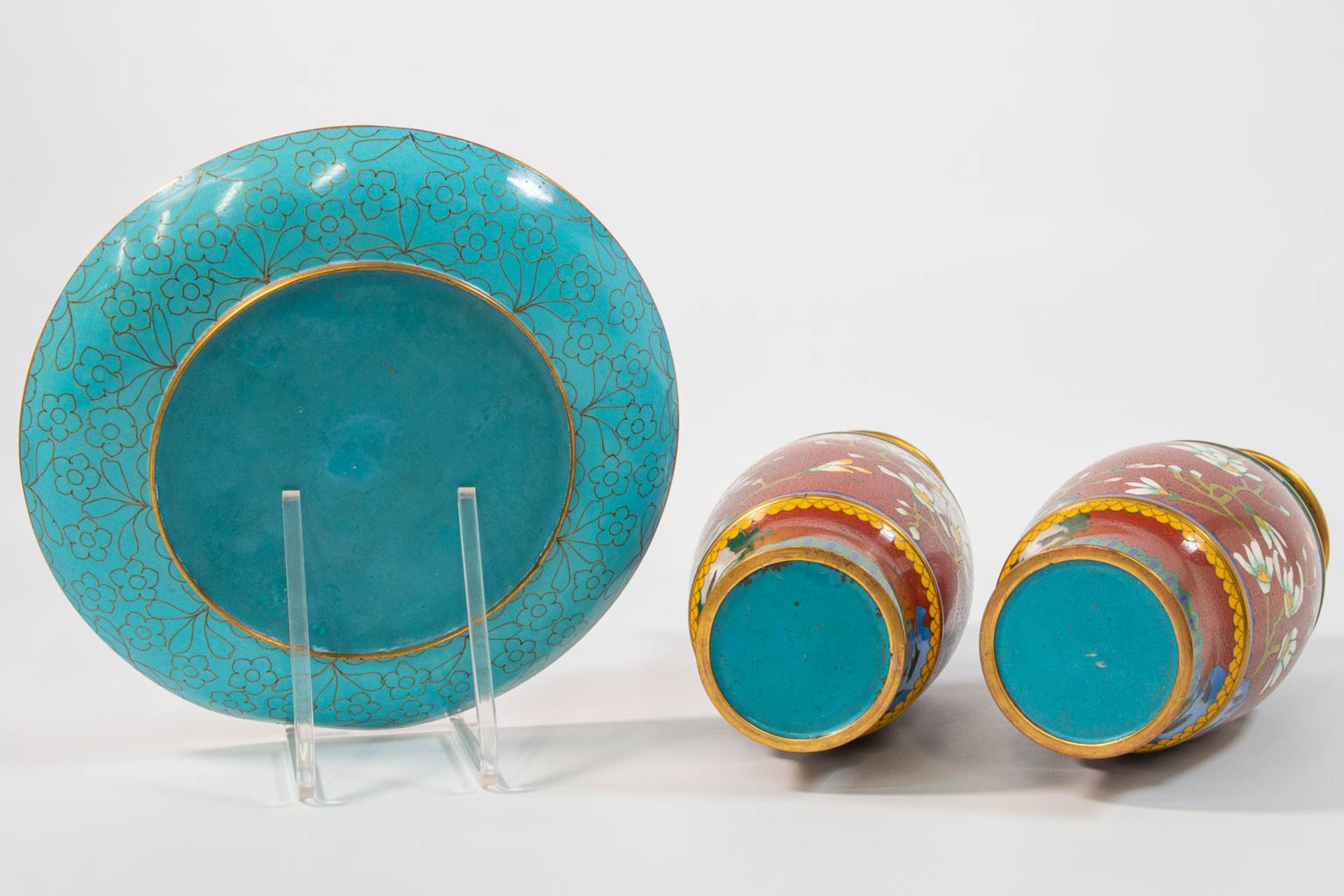A pair of cloisonné vases and display plate on wood stands. Made of bronze and enamel. - Image 6 of 10