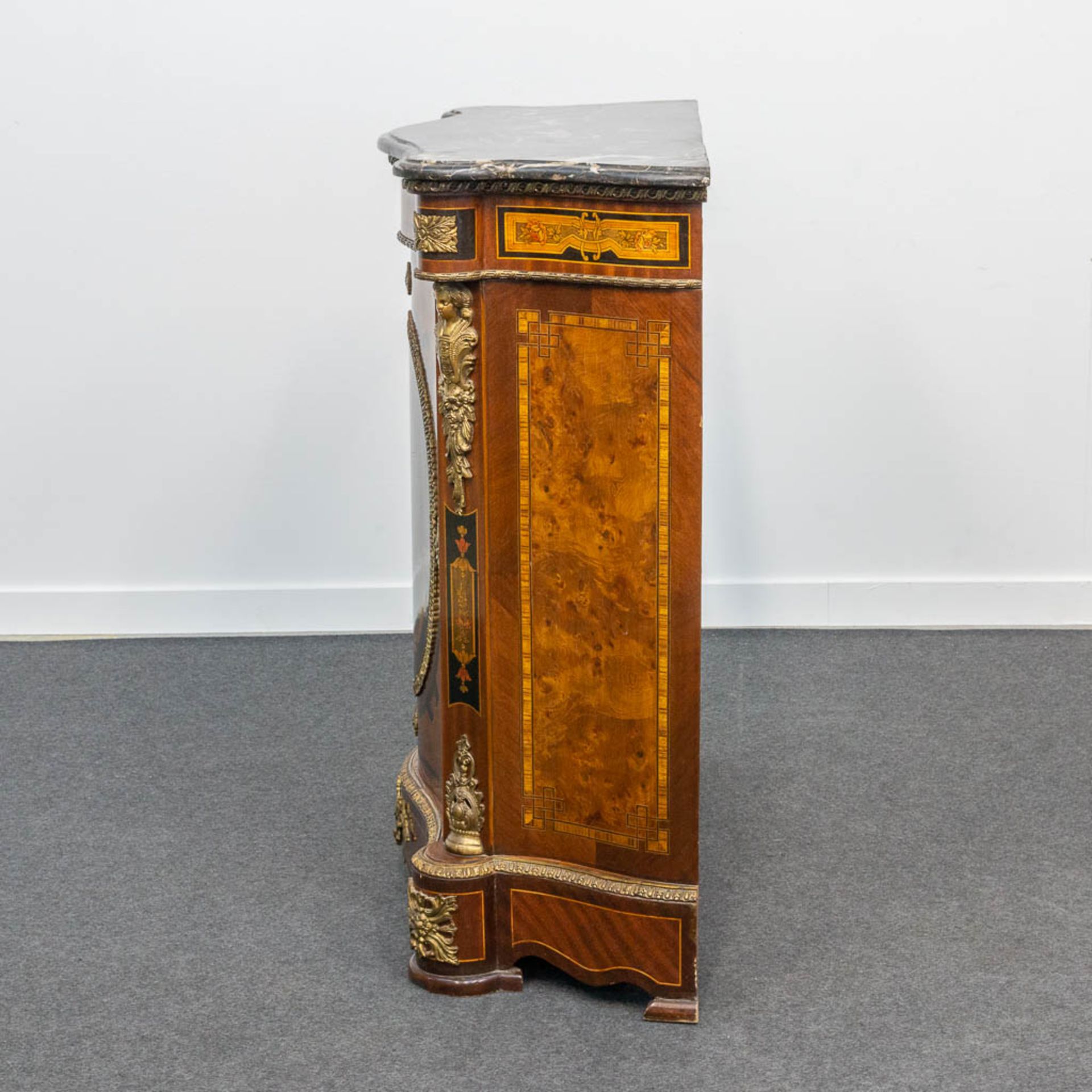 A marquetry inlaid commode, mounted with bronze and with a marble top. - Image 4 of 15