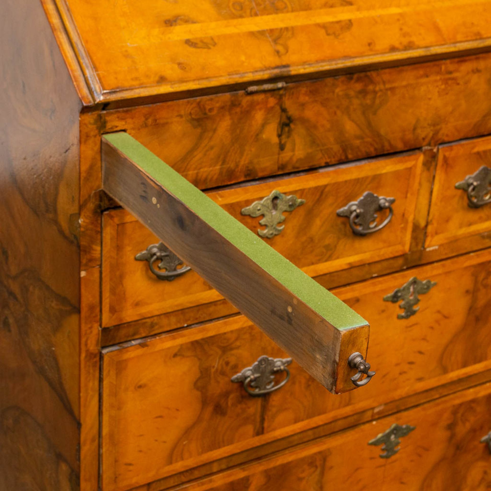 A secretaire of English origin, neatly finished with wood veneer and mounted with bronze. - Image 12 of 19