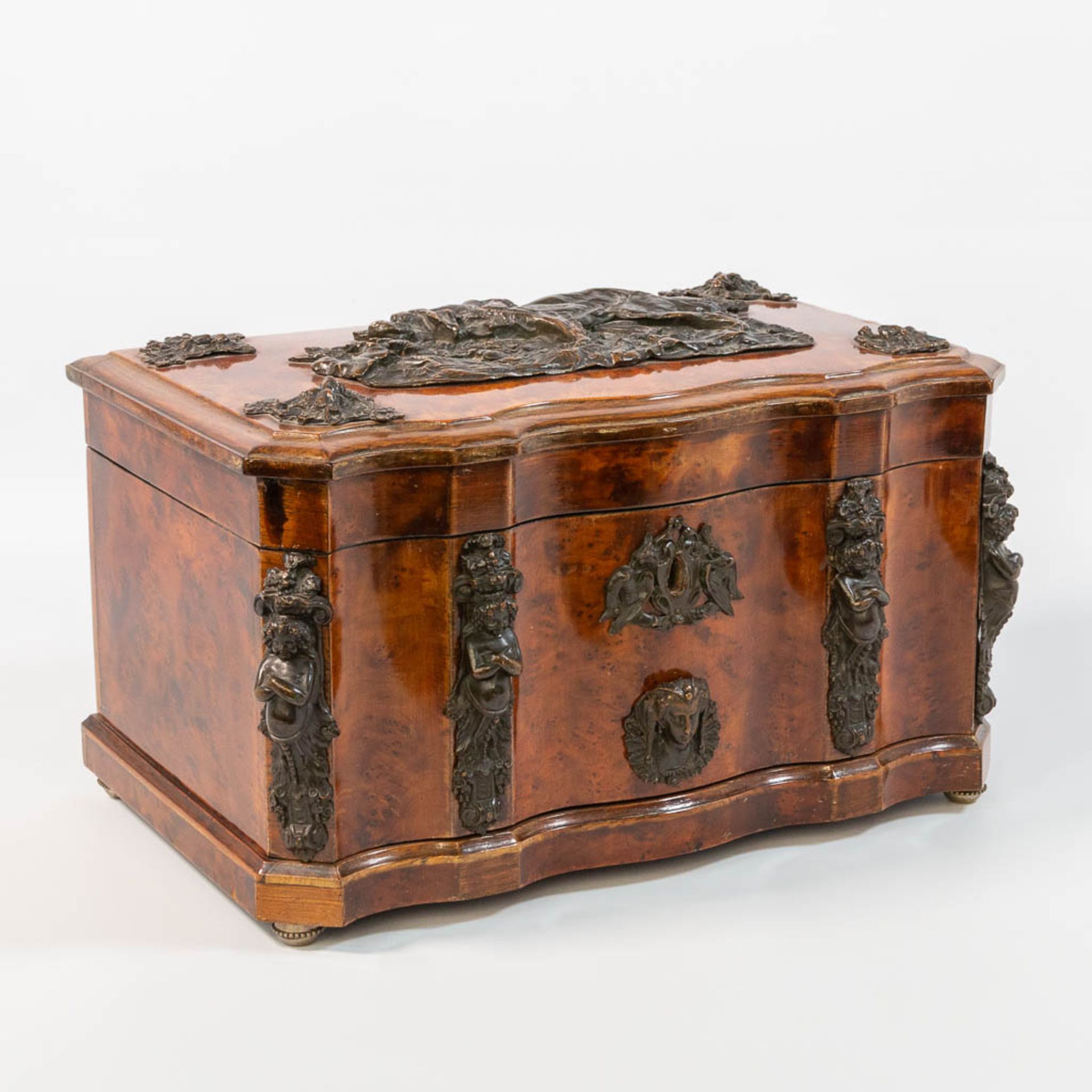 An antique Jewellry box, made of root wood and mounted with bonze hunting scenes, 19th century. - Bild 10 aus 20