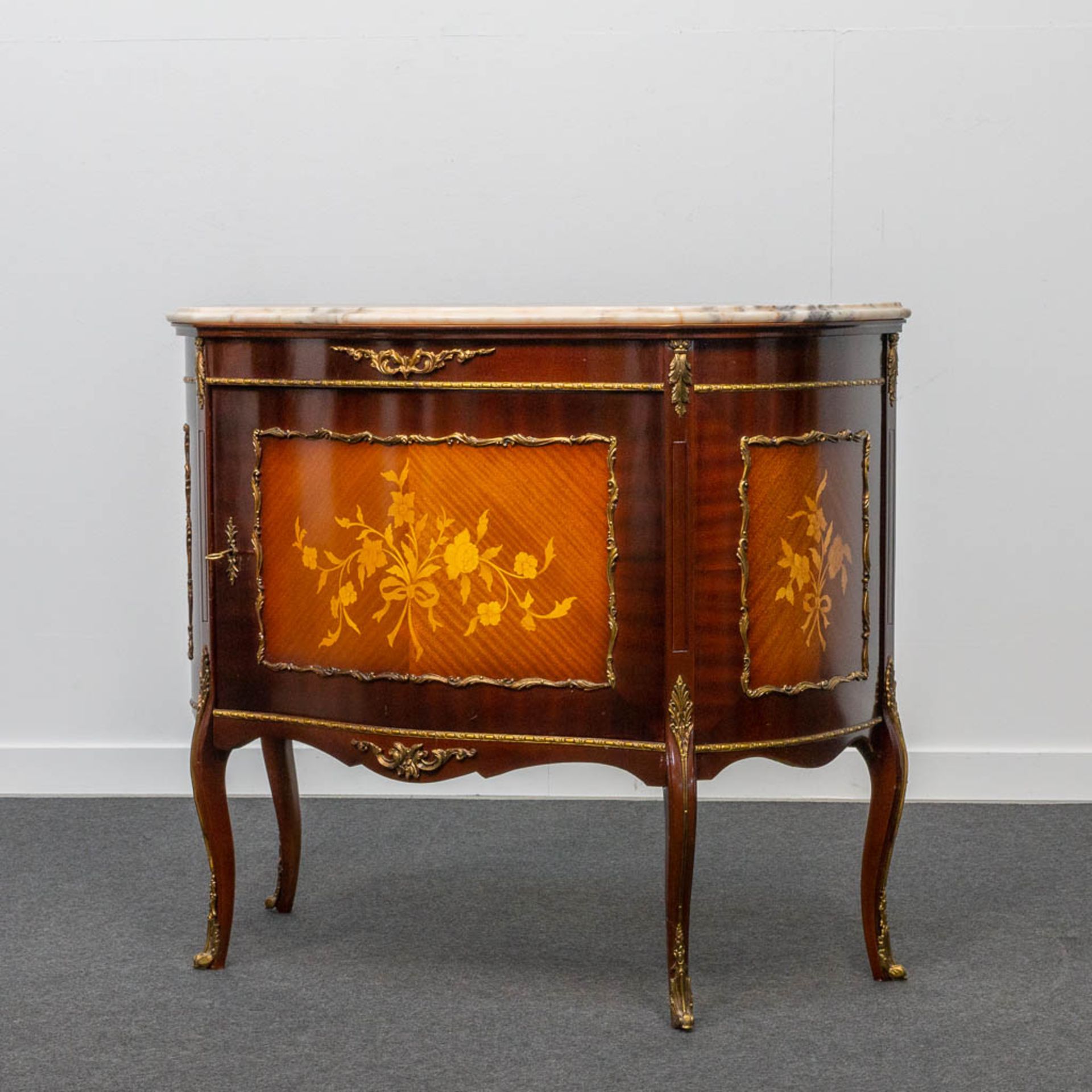 A marquetry inlay commode with marble top. The second half of the 20th century. - Bild 14 aus 22