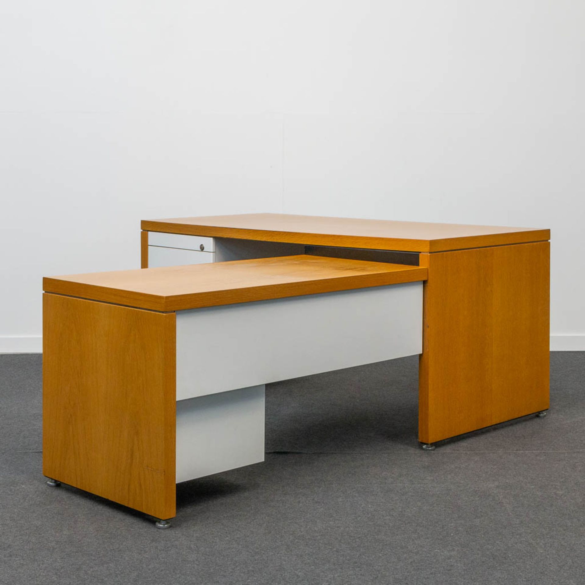 The Stephens system' L shaped desk designed by William Stephens for Knoll International. - Image 5 of 19