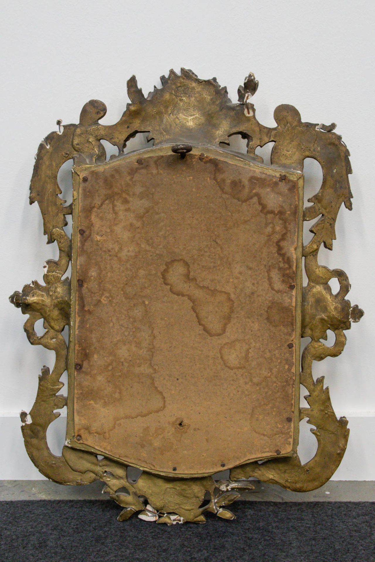 A mirror in Louis XV style, made of gold plated stuco. - Bild 4 aus 8