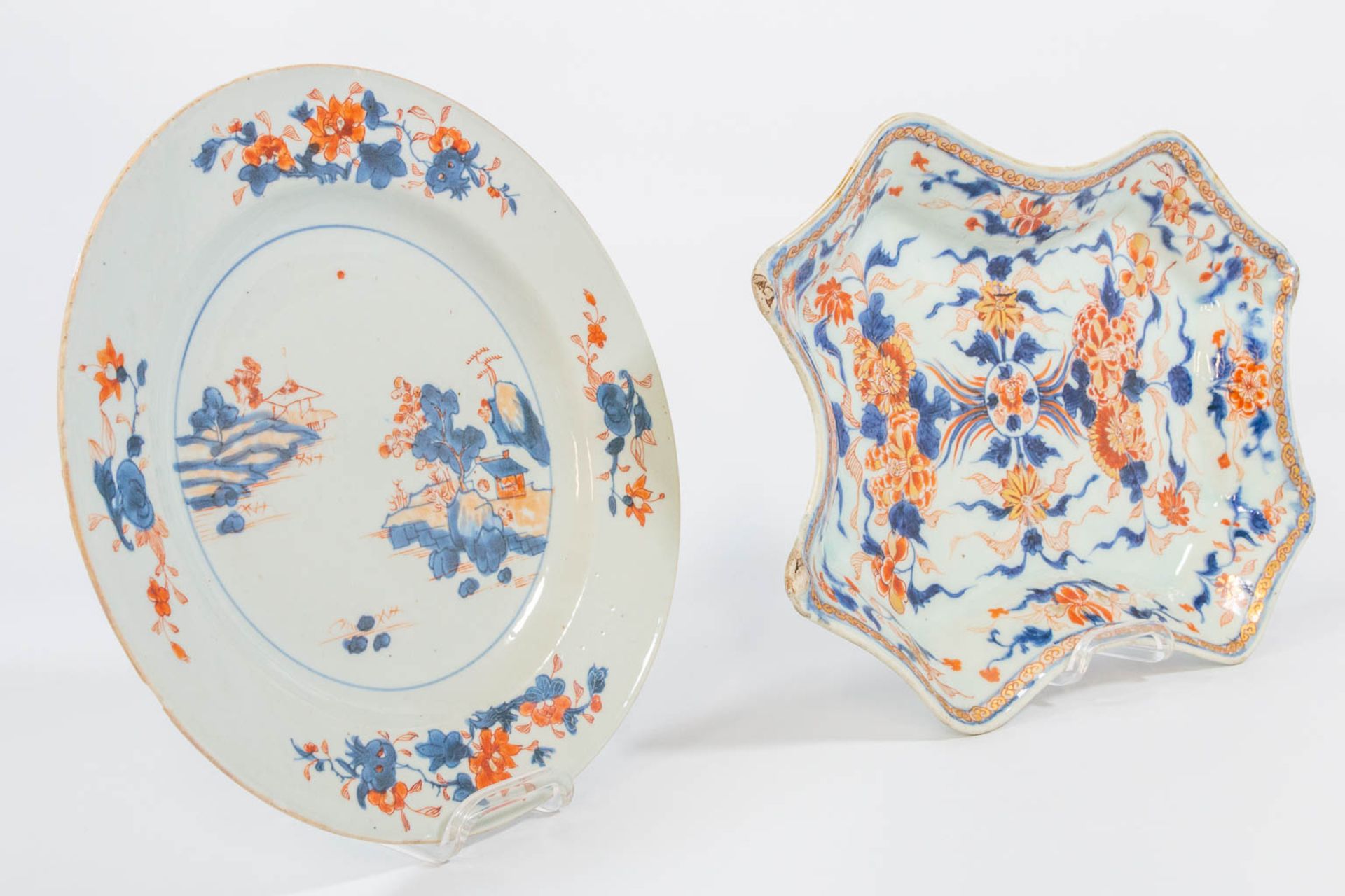A collection of 6 famille rose objects and plates, made of porcelain. - Image 15 of 24