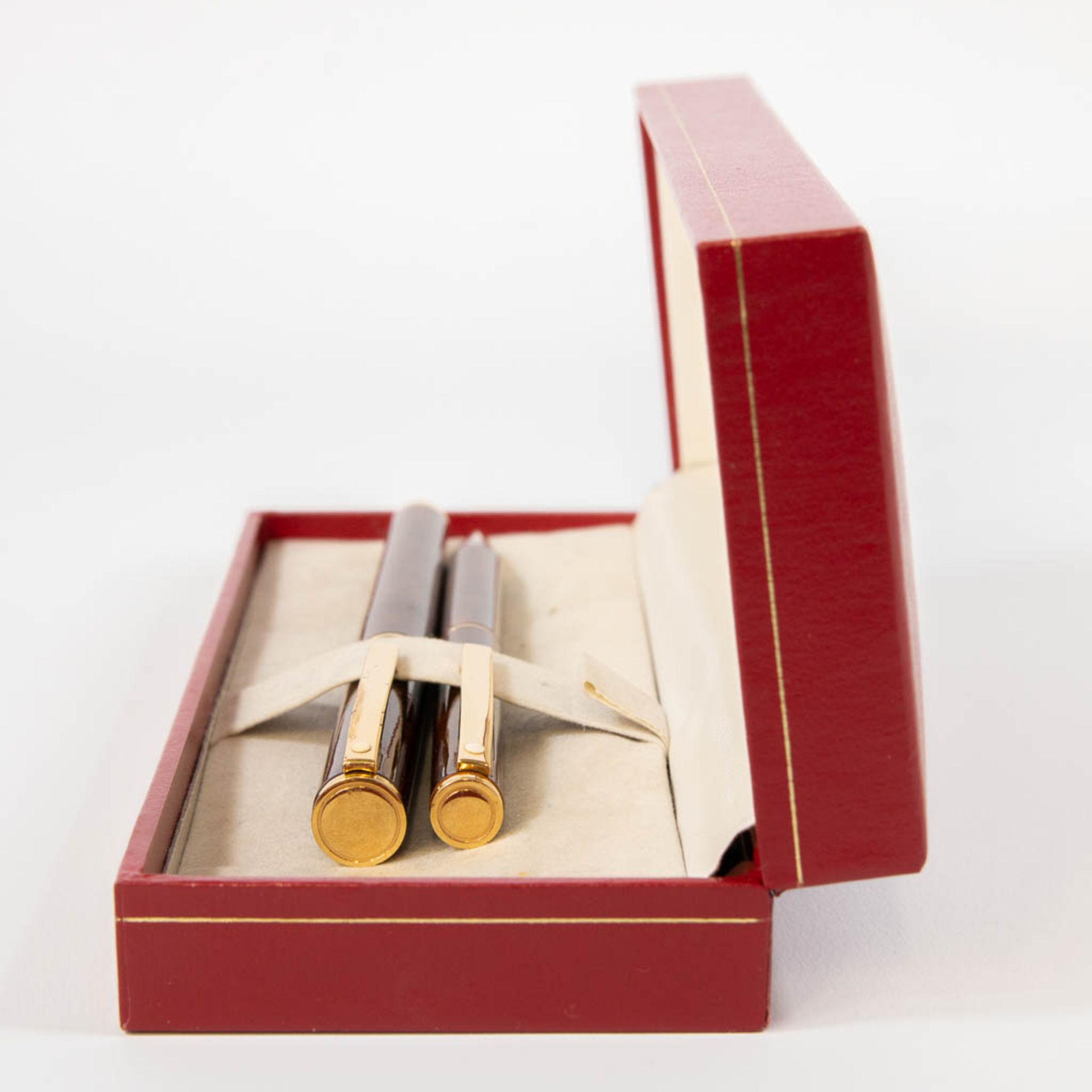 A Sheaffer fountain pen with 18kg gold nib, and a ballpoint pen in their original case. - Image 7 of 11