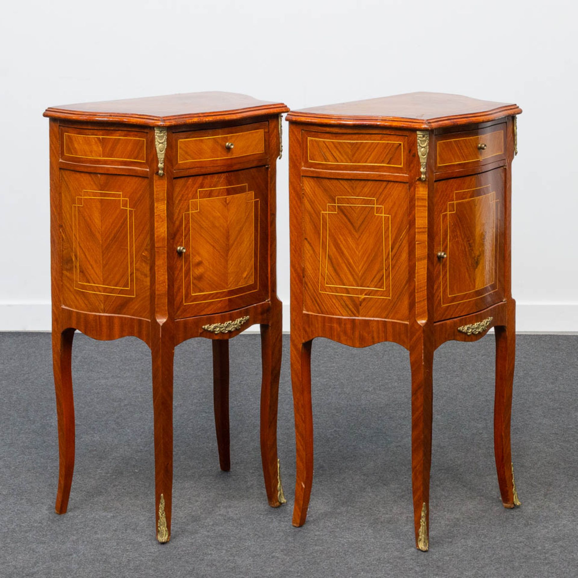 A pair of bronze mounted nightstands, inlaid with marquetry. Second half of the 20th century. - Image 15 of 22