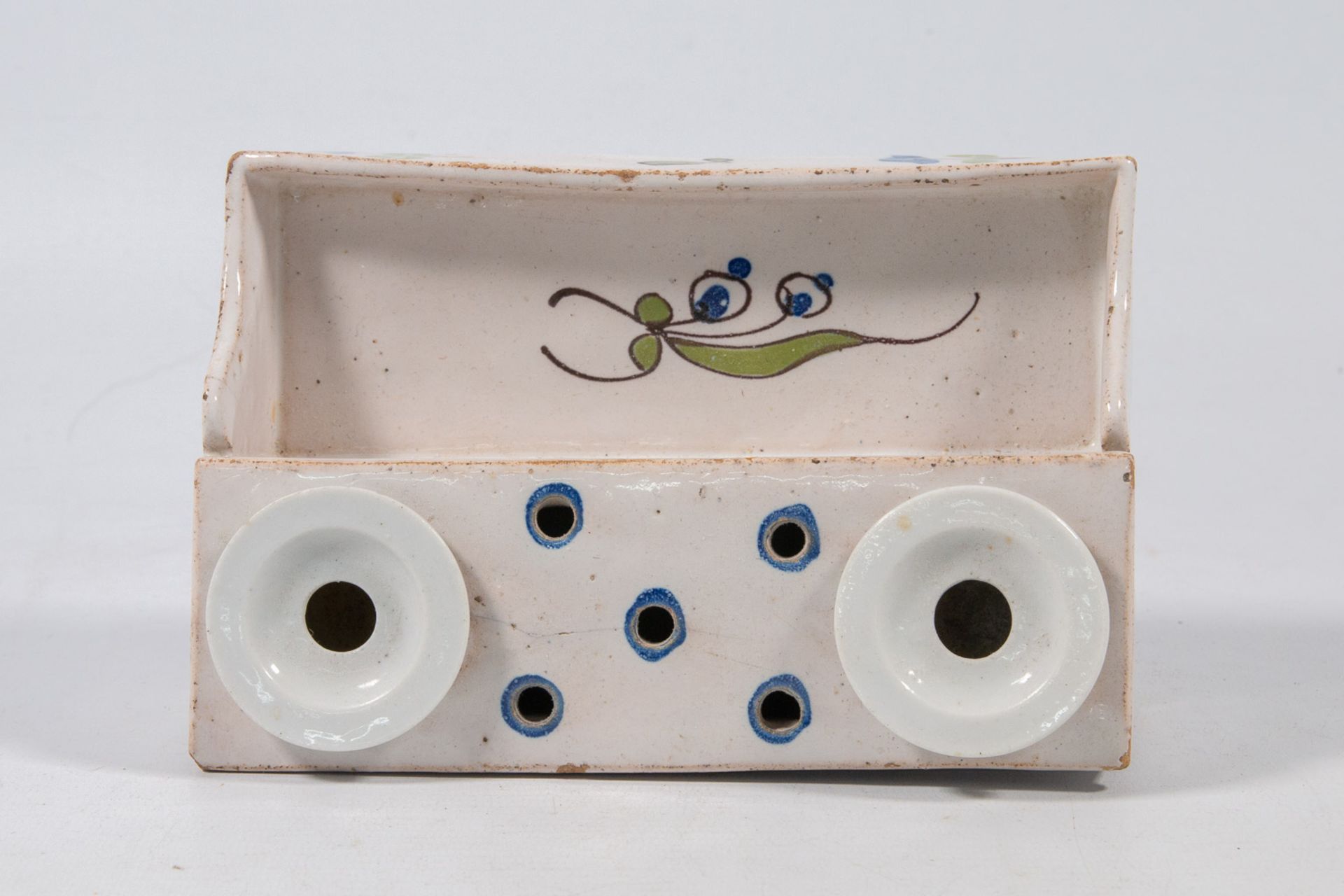 A ceramic ink pot with floral decor. - Image 14 of 17