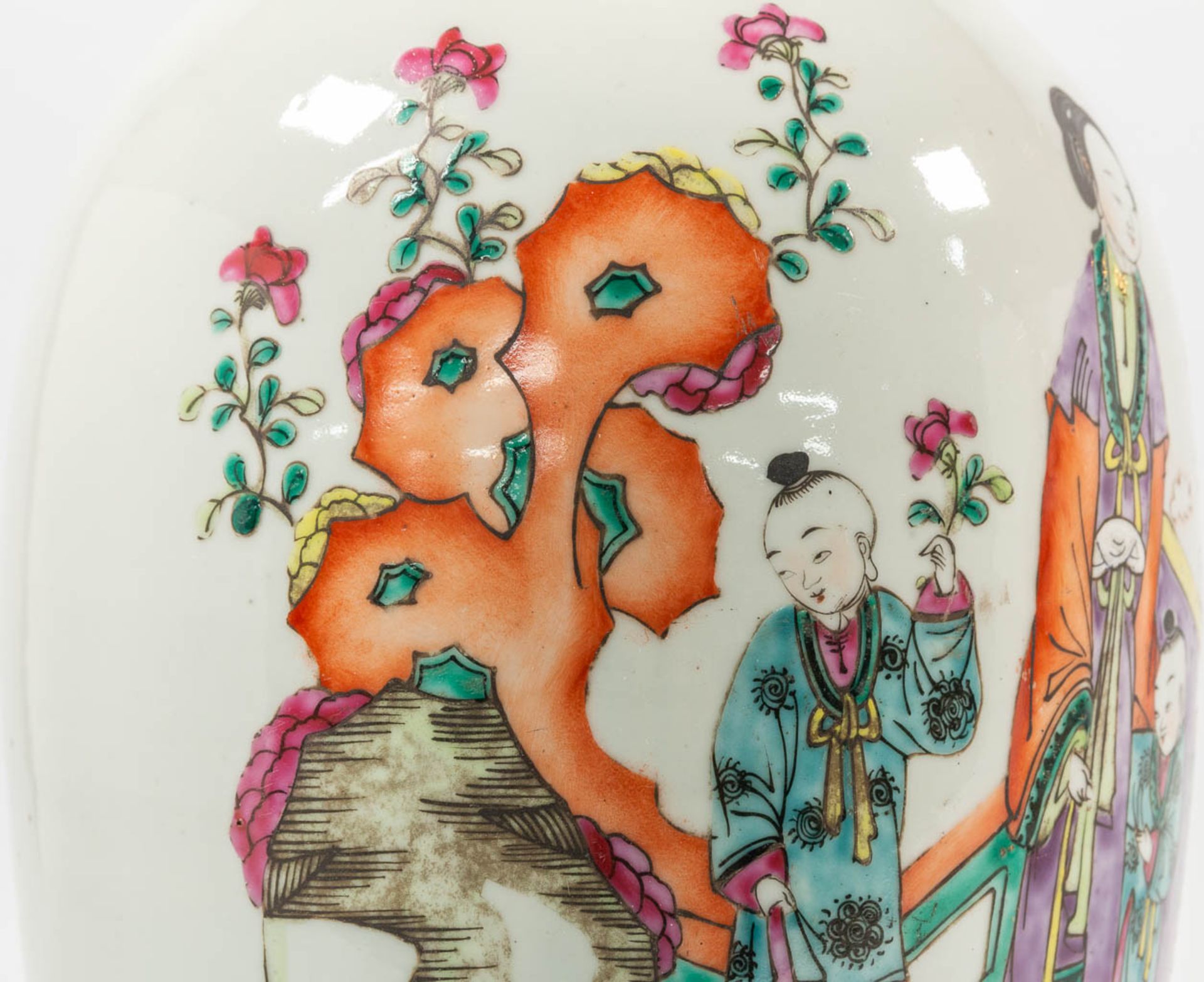 A collection of 2 Chinese vases, with decor of Ladies in court and peacocks. 19th/20th century. - Image 9 of 14