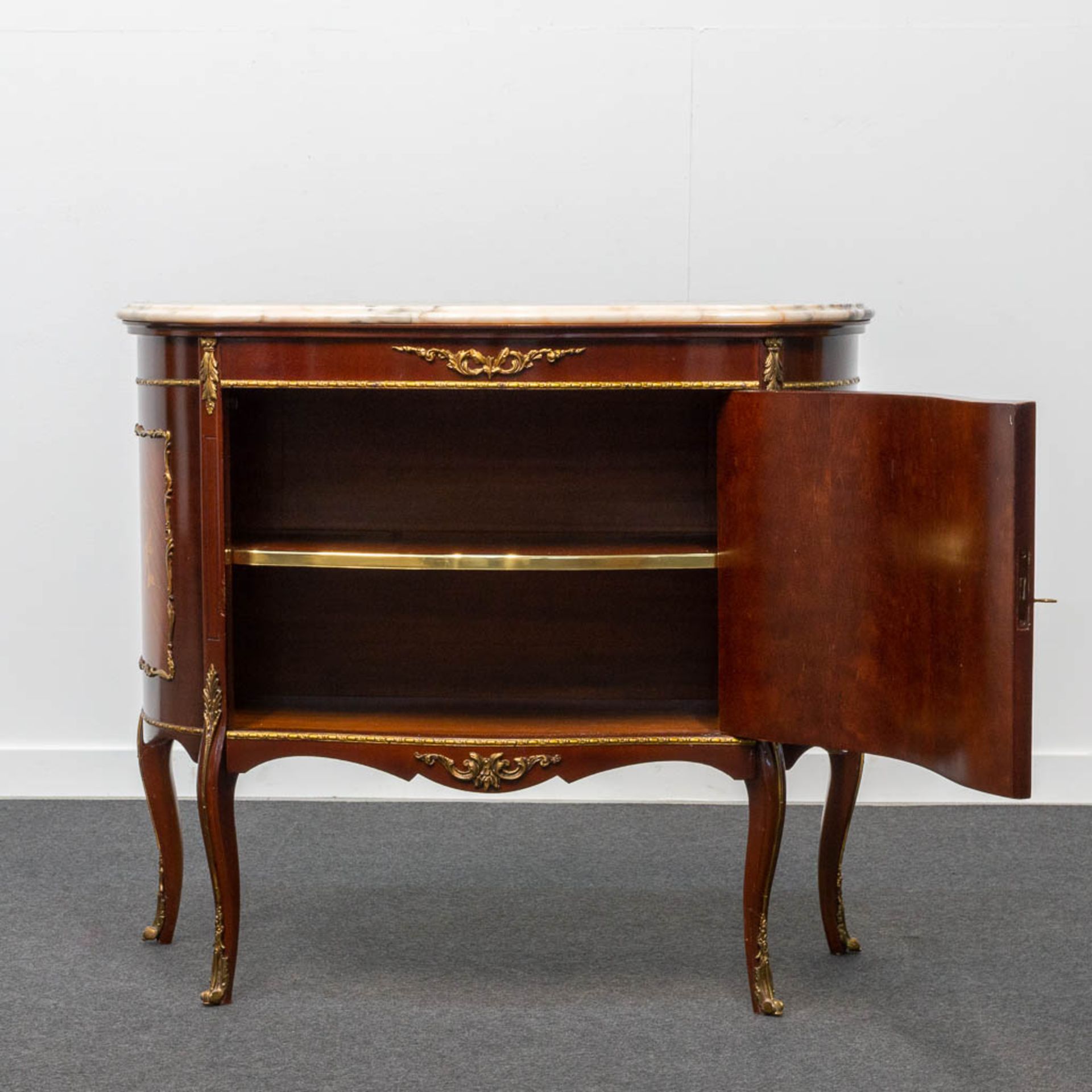 A marquetry inlay commode with marble top. The second half of the 20th century. - Bild 3 aus 22
