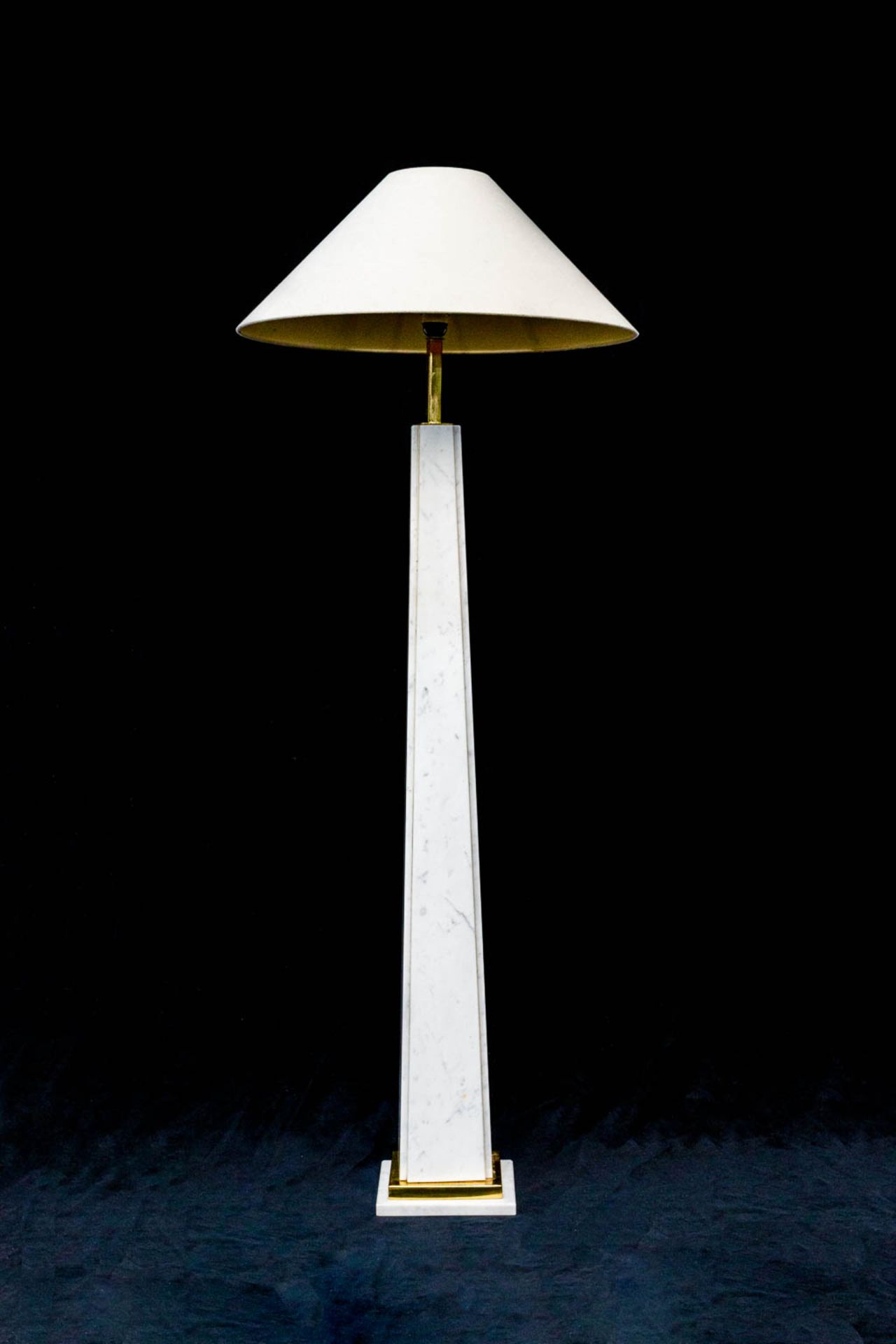 A standing lamp made of White carrara marble, combined with brass. 1960's. - Image 13 of 13